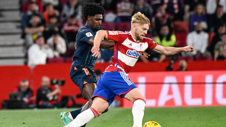 Kamil Jozwiak of Granada CF competes for the ball with Thierry Correia of Valencia CF during the Liga match between Granada CF - Valencia CF at Nuevo Los Carmenes Stadium on  April 04, 2024 in Granada, Spain. (Photo by Jose M Baldomero/Pacific Press/Sipa USA)
2024.04.04 Granada
pilka nozna , liga hiszpanska
Granada CF - Valencia CF
Foto Jose M Baldomero/Pacific Press/SIPA USA/PressFocus

!!! POLAND ONLY !!!