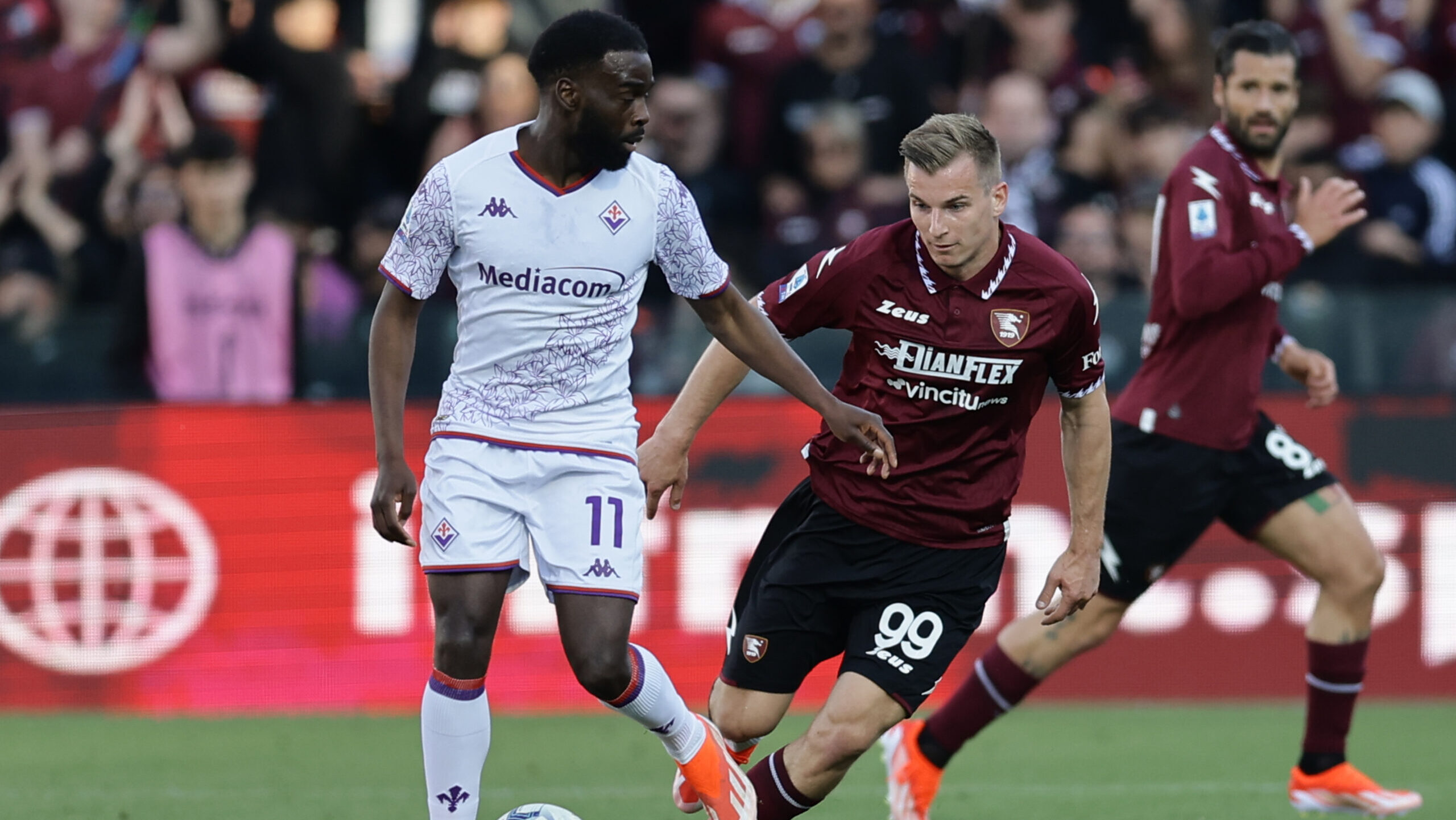 Fiorentina&#039;s French forward Jonathan Ikone challenges for the ball with Salernitana&#039;s Polish midfielder Mateusz Legowski during the Serie A football match between Unione Sportiva Salernitana vs Fiorentina at the Arechi Stadium in Salerno on April 21, 2024. (Photo by Antonio Balasco/IPA Sport / ipa-/IPA/Sipa USA)
2024.04.21 Salerno
pilka nozna , liga wloska 
US Salernitana 1919 - ACF Fiorentina
Foto Antonio Balasco/IPA Sport/ipa-agency.net/SIPA USA/PressFocus

!!! POLAND ONLY !!!
