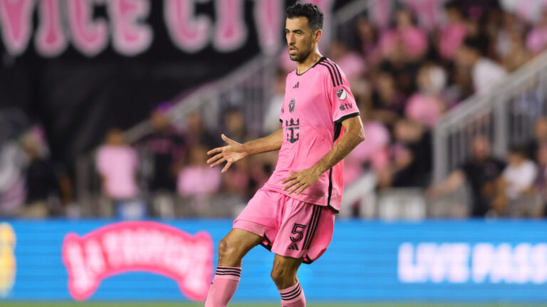 May 29, 2024; Fort Lauderdale, Florida, USA; Inter Miami CF defender Sergio Busquets (5) passes against Atlanta United during the first half at Chase Stadium. Mandatory Credit: Sam Navarro-USA TODAY Sports/Sipa USA
2024.05.29 Fort Lauderdale
pilka nozna amerykanska liga MLS
MLS: Atlanta United FC at Inter Miami CF
Foto Sam Navarro-USA TODAY Sports/SIPA USA/PressFocus

!!! POLAND ONLY !!!