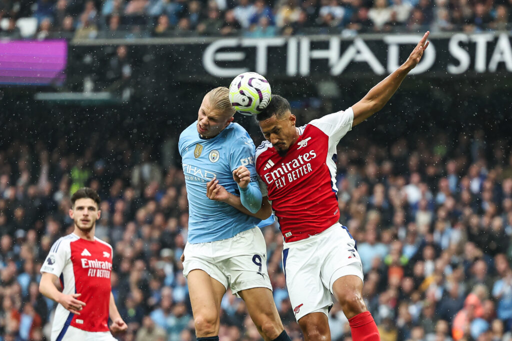 William Saliba of Arsenal and Erling Haaland of Manchester City battles for the high ball during the Premier League match Manchester City vs Arsenal at Etihad Stadium, Manchester, United Kingdom, 22nd September 2024

(Photo by Mark Cosgrove/News Images) in ,  on 9/22/2024. (Photo by Mark Cosgrove/News Images/Sipa USA)
2024.09.22 
pilka nozna liga angielska
 Manchester City v Arsenal
Foto News Images/SIPA USA/PressFocus

!!! POLAND ONLY !!!