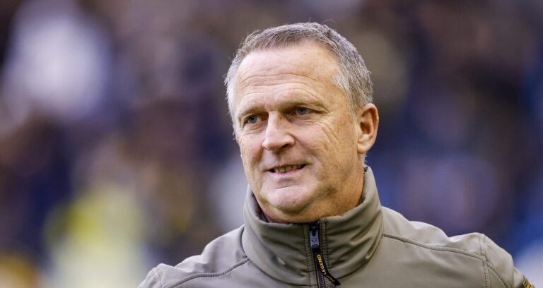 ARNHEM, 02-11-2024 , Stadium GelreDome, football, Keukenkampioen divisie, season 2023 / 2024, Vitesse trainer coach John van den Brom during the match Vitesse - TOP Oss (Photo by Pro Shots/Sipa USA)
2024.11.02 
pilka nozna liga holenderska
Vitesse - TOP Oss
Foto Pro Shots Photo Agency/SIPA USA/PressFocus

!!! POLAND ONLY !!!