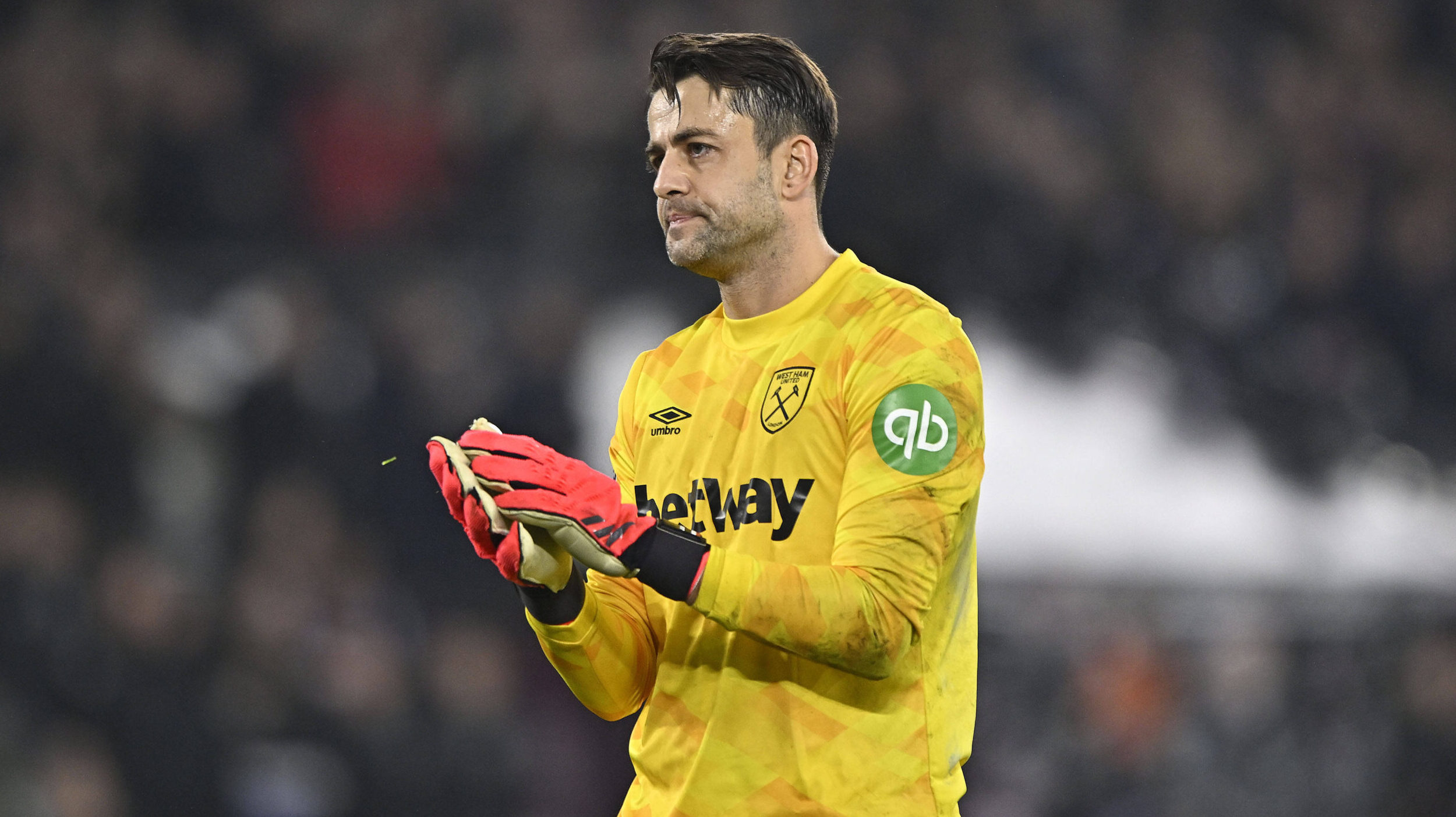 West Ham vs Fulham, Premier League Lukasz Fabianski West Ham, goalkeeper applauds the fans at the end of the game during the West Ham vs Fulham Premier League match at the London Stadium Stratford. Stratford The London Stadium UK Copyright: xMartinxDaltonx WestHam_Fulham_140125_MD_051
2025.01.14 Londyn
pilka nozna liga angielska
West Ham - Fulham
Foto IMAGO/PressFocus

!!! POLAND ONLY !!!