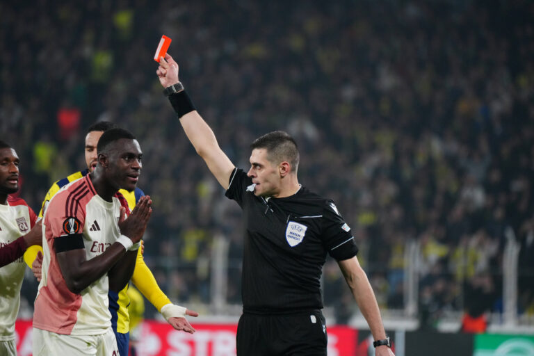 Referee Simone Sozza show red card to Moussa Niakhate of Olympique Lyon during the UEFA Europa League 2024/25 League Phase MD7 match between Fenerbahce SK and Olympique Lyonnais at on January 23, 2025 in Istanbul, Turkey. Istanbul Turkey Copyright: xSeskimphotox Fenerbahce-Lyon-230125 129
2025.01.23 Stambul
pilka nozna liga europy
Fenerbahce - Olympique Lyon
Foto IMAGO/PressFocus

!!! POLAND ONLY !!!