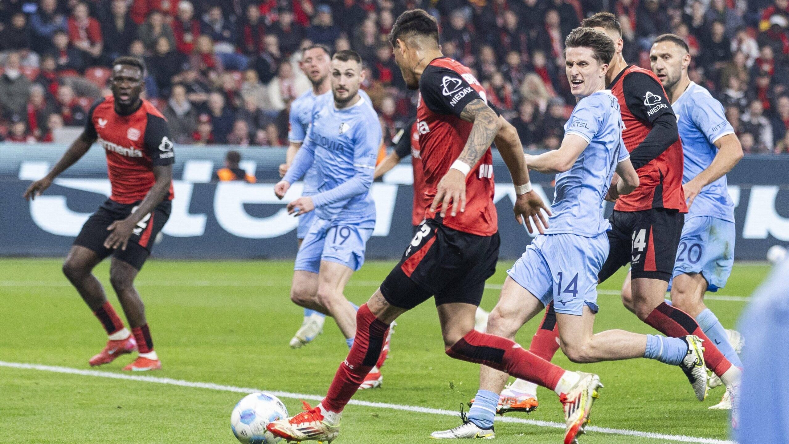 Piero Hincapie Bayer 04 Leverkusen, 3 mit der Vorlage fuer Victor Boniface Bayer 04 Leverkusen, 22. Leverkusen, Fussball 1.Bundesliga / 27. Spieltag, Spieltag 27, Bayer 04 Leverkusen - VfL Bochum, 28.03.2025, BayArena, Leverkusen. DFL regulations prohibit any use of photographs as image sequences and/or quasi-video  *** Piero Hincapie Bayer 04 Leverkusen, 3 with the submission for Victor Boniface Bayer 04 Leverkusen, 22 Leverkusen, Soccer 1 Bundesliga 27 Matchday, Matchday 27, Bayer 04 Leverkusen VfL Bochum, 28 03 2025, BayArena, Leverkusen DFL regulations prohibit any use of photographs as image sequences and or quasi video 
2025.03.28 Leverkusen
pilka nozna , liga niemiecka
Bayer 04 Leverkusen - VfL Bochum 
Foto IMAGO/PressFocus

!!! POLAND ONLY !!!