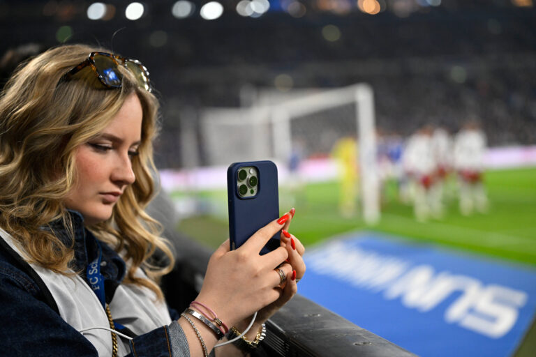 Gelsenkirchen, Veltins Arena, 19.04.25, GER, Herren, 2.Bundesliga, Saison 2024-2025, FC Schalke 04 - Hamburger SV Bild: Social-Media-Reporterin filmt mit iphone DFL regulations prohibit any use of photographs as image sequences and/or quasi-video. NRW Deutschland *** Gelsenkirchen, Veltins Arena, 19 04 25, GER, Herren, 2 Bundesliga, Saison 2024 2025, FC Schalke 04 Hamburger SV Bild Social Media Reporter filmt mit iphone DFL regulations prohibit any use of photographs as image sequences and or quasi video NRW Germany
2025.04.19 Glesenkirchen
pilka nozna , 2. liga niemiecka
FC Schalke 04 Glesenkirchen - Hamburger SV
Foto IMAGO/PressFocus

!!! POLAND ONLY !!!