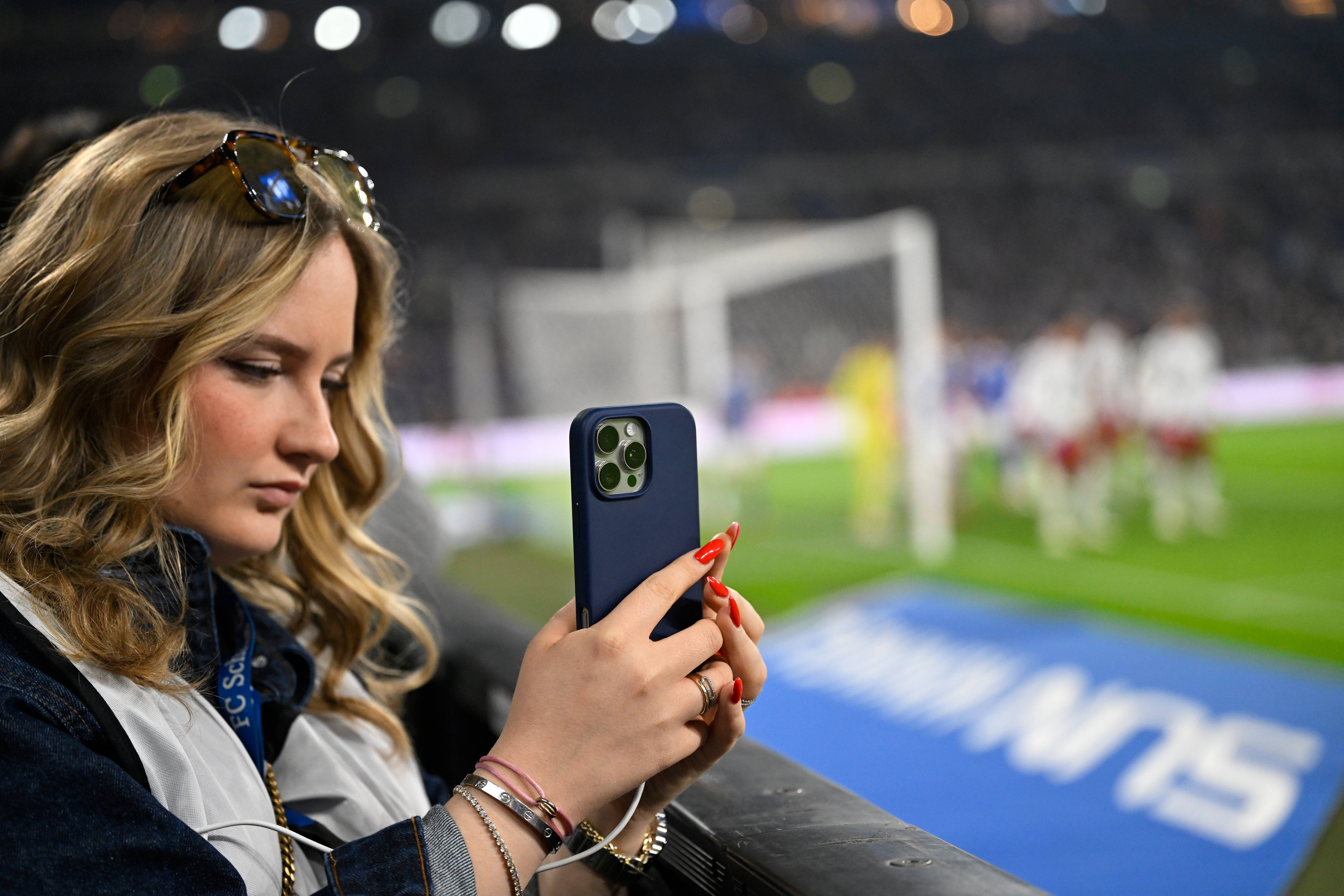 Gelsenkirchen, Veltins Arena, 19.04.25, GER, Herren, 2.Bundesliga, Saison 2024-2025, FC Schalke 04 - Hamburger SV Bild: Social-Media-Reporterin filmt mit iphone DFL regulations prohibit any use of photographs as image sequences and/or quasi-video. NRW Deutschland *** Gelsenkirchen, Veltins Arena, 19 04 25, GER, Herren, 2 Bundesliga, Saison 2024 2025, FC Schalke 04 Hamburger SV Bild Social Media Reporter filmt mit iphone DFL regulations prohibit any use of photographs as image sequences and or quasi video NRW Germany
2025.04.19 Glesenkirchen
pilka nozna , 2. liga niemiecka
FC Schalke 04 Glesenkirchen - Hamburger SV
Foto IMAGO/PressFocus

!!! POLAND ONLY !!!