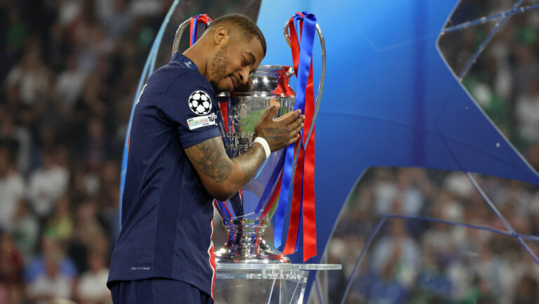 Munich, Germany May 31, 2025: Presnel Kimpembe of PSG kiss the cup after victory in 2024/2025 UEFA Champions League Final match between Paris Saint Germain against Internazionale Milan, at the Allianz Arena in Munich.-/ ipa-agency.net - //IPAPRESSITALY_IPA_Agency_IPA58468657/Credit:/IPA/SIPA/2506010714

01.06.2025 Munich
pilka nozna liga mistrzow
Paris Saint-Germain - Inter Mediolan
Foto /IPA/SIPA / Sipa / PressFocus 
POLAND ONLY!!