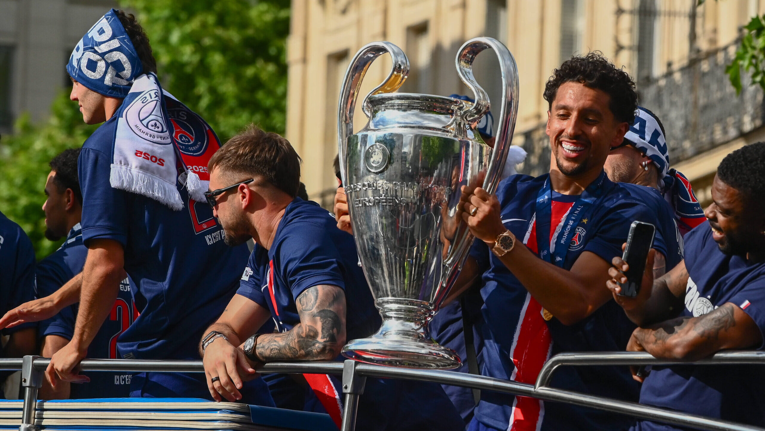 Thousands of people gathered on the Champs-Elysees in Paris to watch the PSG players parade after their victory in the Champions League final. - 01/06/2025 - France / Ile-de-France region / Paris - PUBLICATIONxNOTxINxFRAxRUS JulienxMattiax/xLexPictorium LePictorium_0309554
2025.06.01 Paryz
pilka nozna , Liga Mistrzow
Feta Paris Saint-Germain
Foto IMAGO/PressFocus

!!! POLAND ONLY !!!