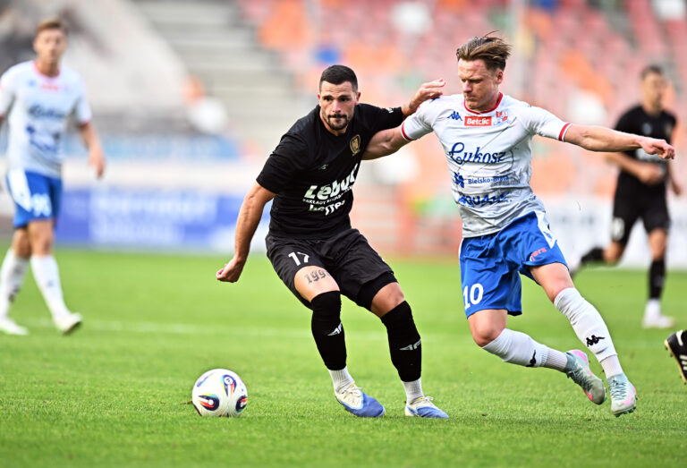 2025.07.18 Bielsko Biala
Pilka nozna Sparing Mecz Towarzyski
Podbeskidzie Bielsko Biala - Piast Gliwice
N/z Quentin Boisgard Wojciech Szumilas
Foto Norbert Barczyk / PressFocus