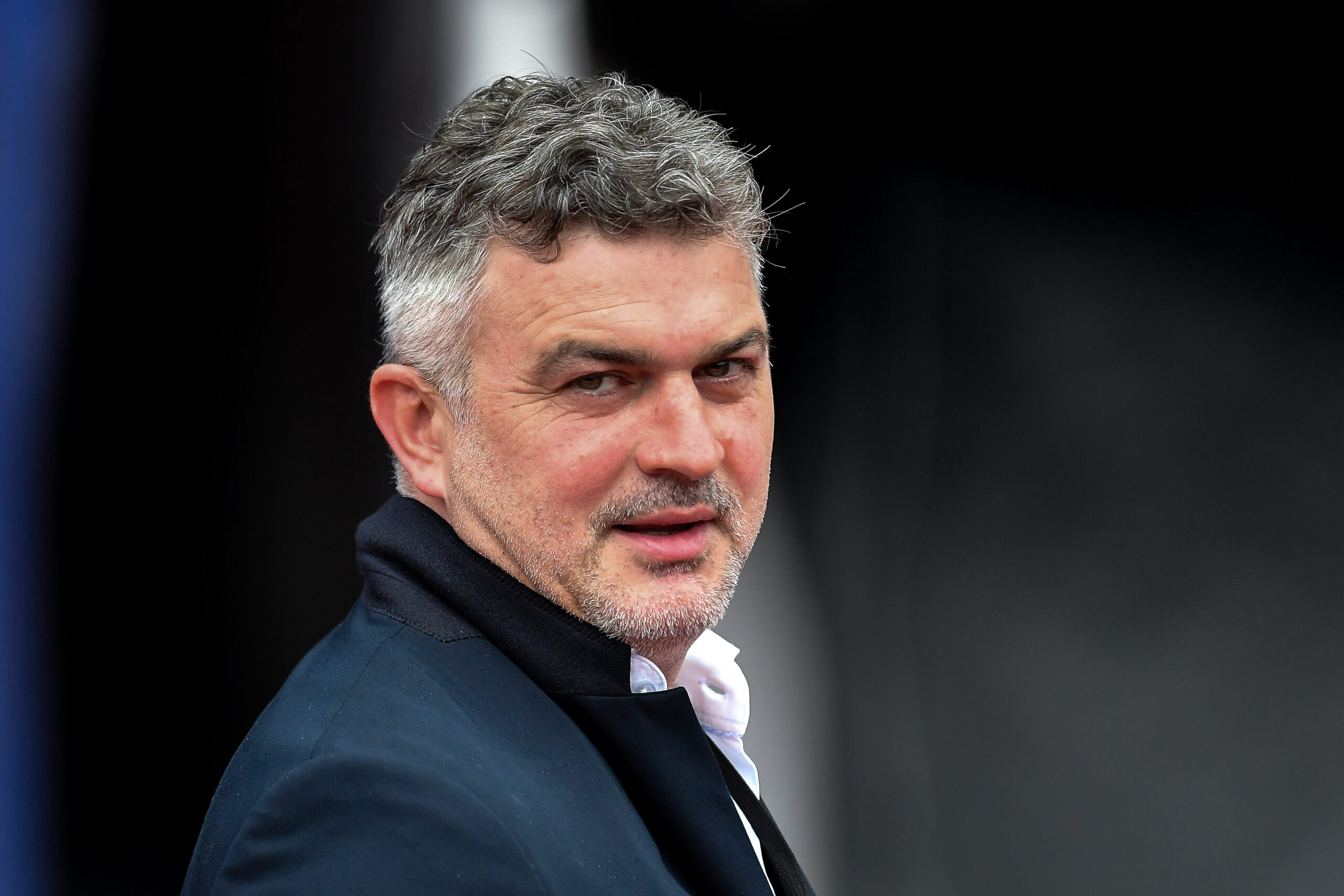 2025.07.24 Ostrawa
Pilka nozna Liga Europy UEFA sezon 2025/26 II runda kwalifikacyjna
Banik Ostrawa - Legia Warszawa
N/z Michal Zewlakow
Foto Mateusz Sobczak / PressFocus

2025.07.24 Ostrava
Football UEFA Europa League 2025/26 season second qualifying round
Banik Ostrava - Legia Warsaw
Michal Zewlakow
Credit: Latem Legia Warszawa skupiła się między innymi na wzmocnieniu środka obrony. Z drużyną pożegnał się Jan Ziółkowski, który przeniósł się do AS Roma. W tej sytuacji Michał Żewłakow stanął przed zadaniem znalezienia klasowego następcy – i jak się okazało, dyrektor sportowy nie szczędził środków, by zrealizować ten cel.

Według informacji greckiego portalu gazzetta.gr, cytowanego przez transfery.info, Legia była mocno zainteresowana sprowadzeniem Antoniosa Papadopoulosa z FC Lugano. O potencjalnym transferze informowały już wcześniej zagraniczne media, a teraz wyszło na jaw, że warszawski klub rzeczywiście złożył konkretną ofertę.

Na finiszu negocjacji Legia miała proponować nawet 3 miliony euro za greckiego obrońcę – kwotę porównywalną do tej, jaką zapłacono za Miletę Rajovicia, co stanowi rekord transferowy klubu.

Ostatecznie jednak wybór padł na Kamila Piątkowskiego, wykupionego z RB Salzburg za około 1,5 miliona euro.