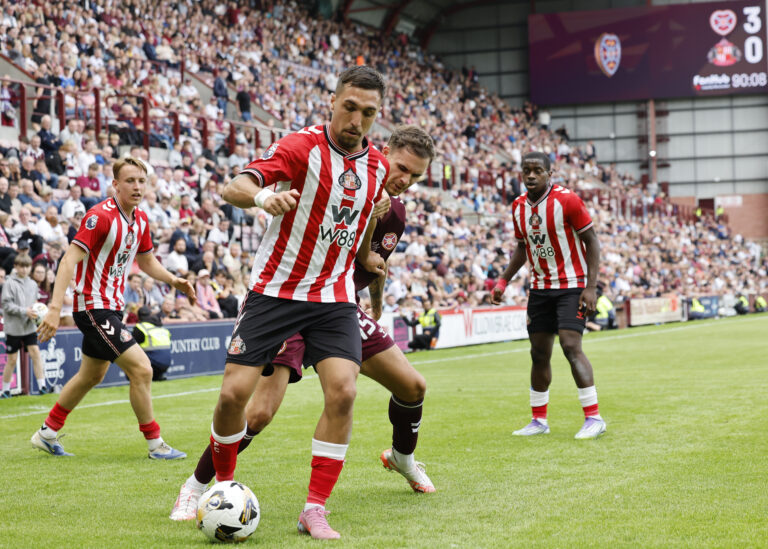 Milan Aleksić of Sunderland shields the ball from Michael Steinwender of Heart of Midlothian during the Craig Gordon Testimonial match at Tynecastle Park, Edinburgh
Picture by Fred Palmer/Focus Images Ltd 07510556226
26/07/2025

26.07.2025 Edinburgh
pilka nozna sparing
Heart of Midlothian - Sunderland
Foto Fred Palmer  / Focus Images / MB Media / PressFocus 
POLAND ONLY!!