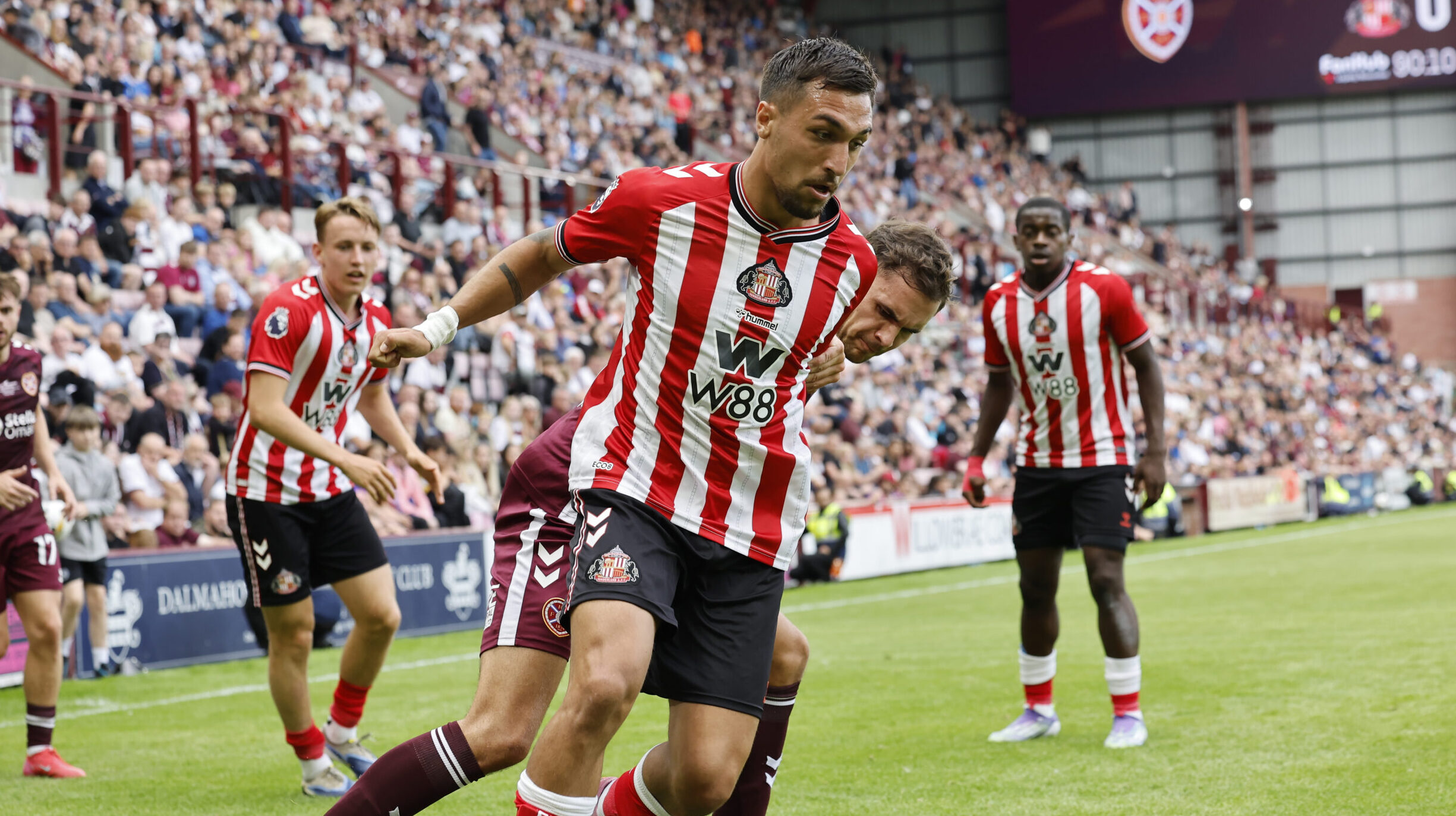 Milan Aleksić of Sunderland shields the ball from Michael Steinwender of Heart of Midlothian during the Craig Gordon Testimonial match at Tynecastle Park, Edinburgh
Picture by Fred Palmer/Focus Images Ltd 07510556226
26/07/2025

26.07.2025 Edinburgh
pilka nozna sparing
Heart of Midlothian - Sunderland
Foto Fred Palmer  / Focus Images / MB Media / PressFocus 
POLAND ONLY!!