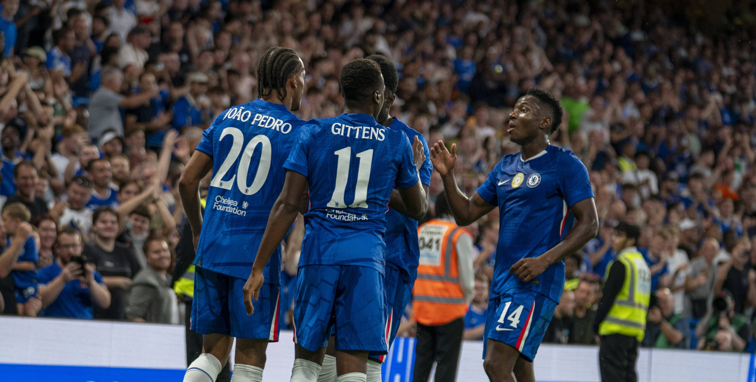 Joao Pedro FC Chelsea London, 20 jubelt nach seinem Tor. Mit ihm freuen sich Jamie Gittens FC Chelsea London, 11 und Dario Essugo FC Chelsea London, 14 08.08.2025, Chelsea FC - Bayer Leverkusen, Football, GBR, London, Stamford Bridge DFL regulations prohibit any use of photographs as image sequences and/or quasi-video. *** Joao Pedro FC Chelsea London, 20 celebrates after his goal Jamie Gittens FC Chelsea London, 11 and Dario Essugo FC Chelsea London, 14 08 08 2025, Chelsea FC Bayer Leverkusen, Football, GBR, London, Stamford Bridge DFL regulations prohibit any use of photographs as image sequences and or quasi video Copyright: HMBxMedia/xMarcoxBader
2025.08.08 Londyn
pilka nozna sparing mecz towarzyski
Chelsea Londyn - Bayer 04 Leverkusen
Foto IMAGO/PressFocus

!!! POLAND ONLY !!!