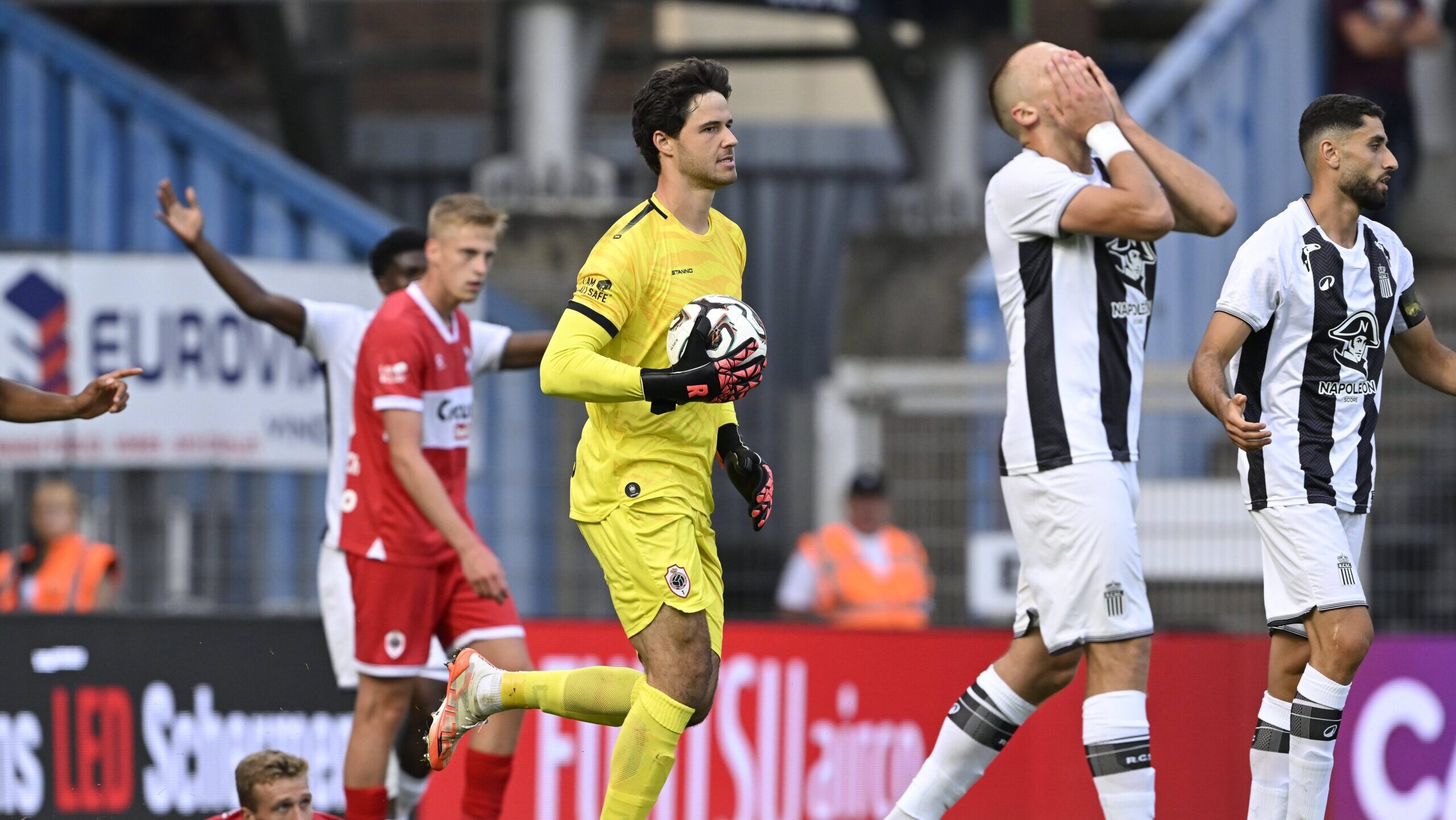 Sporting Charleroi v Royal Antwerp FC - Jupiler Pro League CHARLEROI, BELGIUM - AUGUST 17 : Lammens Senne goalkeeper of Royal Antwerp FC during the Jupiler Pro League match between Sporting Charleroi and Royal Antwerp FC on August 17, 2025 in Charleroi, Belgium, 17/08/2025 Charleroi Belgium PUBLICATIONxNOTxINxFRAxBEL Copyright: xDhax
2025.08.17 Charleroi
pilka nozna , Liga Belgijska
Sporting Charleroi - Royal Antwerp FC
Foto IMAGO/PressFocus

!!! POLAND ONLY !!!