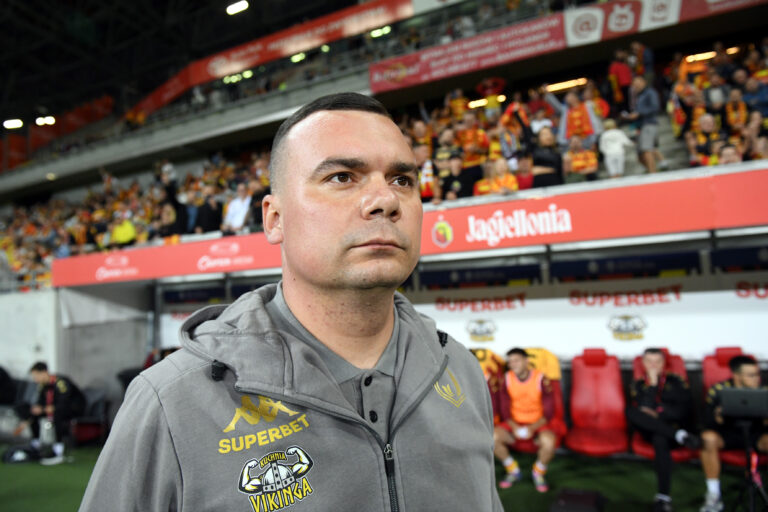 2025.08.21 Bialystok pilka nozna Mecz 4. rundy eliminacji Ligi Konferencji Europy 2025/2026 Jagiellonia Bialystok (zolto-czerwone) - Dinamo City Tirana (Albania) N/z Adrian Siemieniec trener Jagiellonii Bialystok Foto Michal Kosc / PressFocus 
2025.08.21 Bialystok Bialystok Football - UEFA Conference League Play-offs - 1st leg 2025/2026 Jagiellonia Bialystok (yellow-red) - Dinamo City Tirana (ALB) Credit: Michal Kosc / PressFocus