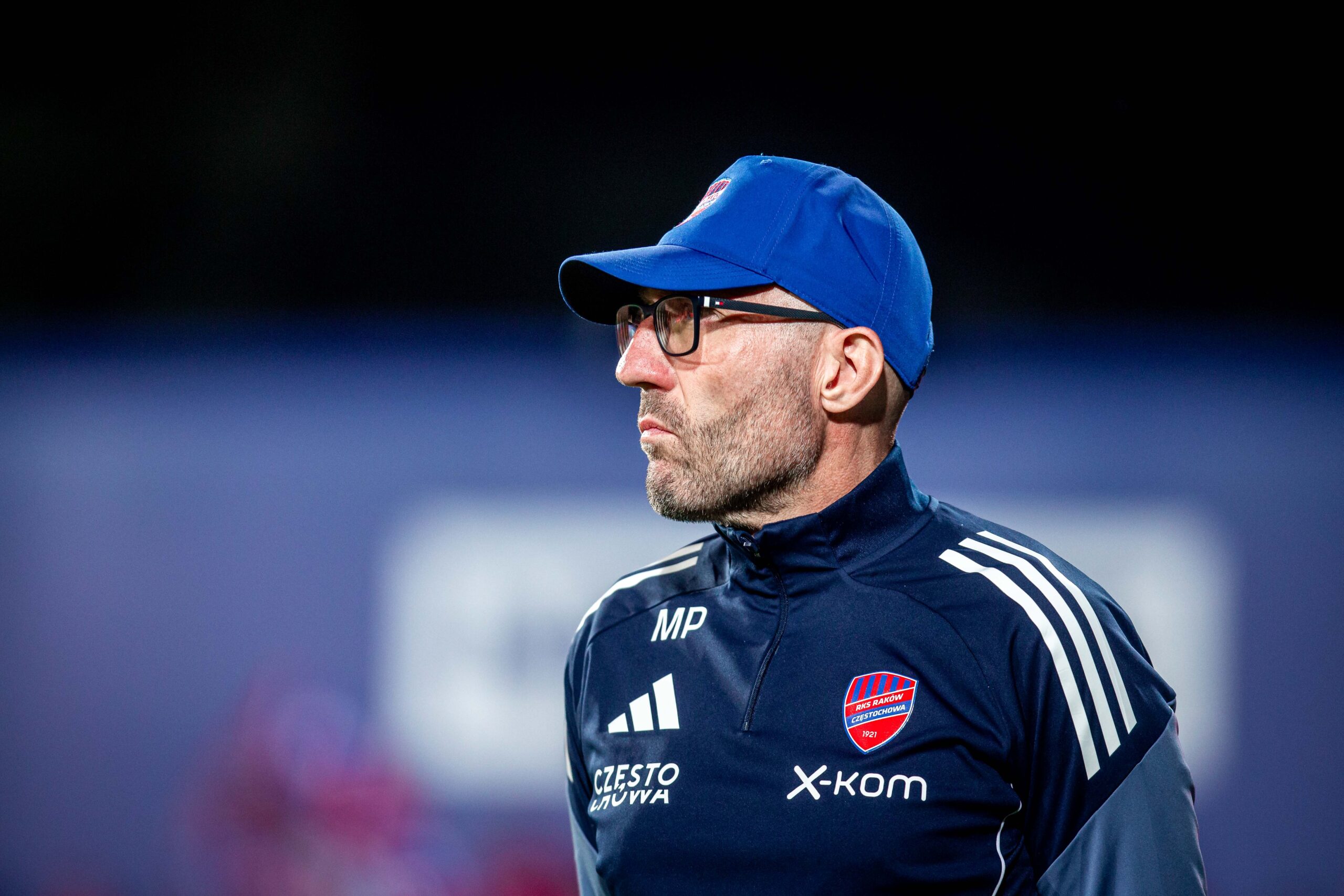 2025.08.21 Czestochowa
Pilka nozna, Liga Konferencji Europy, Play Off, sezon 2025/26
Ada Kardzhali
Rakow Czestochowa - Arda Kyrdzali
N/z Marek Papszun
Foto Mateusz Porzucek PressFocus

2025.08.21 Czestochowa
Football, UEFA Conference League, Play Off, 2025/2026
Rakow Czestochowa - Arda Kyrdzali
Marek Papszun
Credit: Od pewnego czasu pojawiają się spekulacje dotyczące przyszłości Marka Papszuna. Obecna formuła pracy szkoleniowca nie przynosi oczekiwanych rezultatów – Raków prezentuje futbol ciężki w odbiorze i pozbawiony efektów. Pojawiają się głosy, że zmiana trenera mogłaby wnieść pod Jasną Górą potrzebne odświeżenie, jednak poparcie dla Papszuna ze strony władz klubu pozostaje bardzo silne. Podobne stanowisko wyraża Kamil Kosowski, ekspert Canal+ Sport, w rozmowie z portalem SportoweFakty WP.