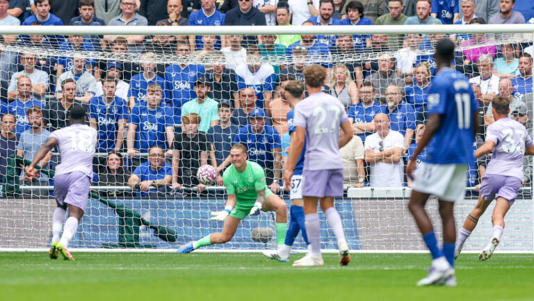 Everton v Brighton and Hove Albion Premier League 24/08/2025. Everton goalkeeper Jordan Pickford 1 saves during the Premier League match between Everton and Brighton and Hove Albion at The Hill Dickinson Stadium, Liverpool, England on 24 August 2025. Editorial use only DataCo restrictions apply See www.football-dataco.com , Copyright: xSimonxDaviesx PSI-22679-0053
2025.08.24 Liverpool
pilka nozna liga angielska
Everton - Brighton and Hove Albion
Foto IMAGO/PressFocus

!!! POLAND ONLY !!!