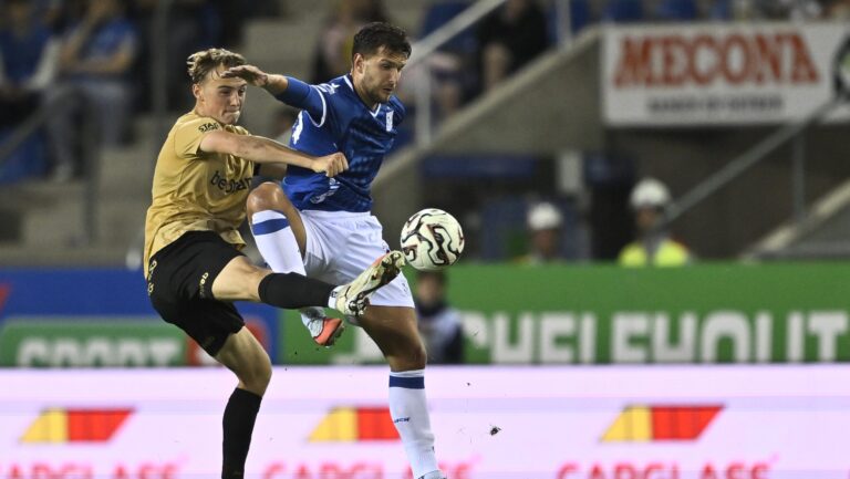 Genk&#039;s Matte Smets and Lech Poznan&#039;s Filip Szymczak fight for the ball during a soccer match between Belgian soccer team KRC Genk and Polish team KKS Lech Poznan, in Genk on Thursday 28 August 2025, the return leg in the play-offs of the UEFA Europa League competition. Genk won the first leg 1-5. BELGA PHOTO JOHAN EYCKENS (Photo by Johan Eyckens/Belga/Sipa USA)
2025.08.28 Genk
pilka nozna liga europy
KRC Genk - Lech Poznan
Foto Belga/SIPA USA/PressFocus

!!! POLAND ONLY !!!