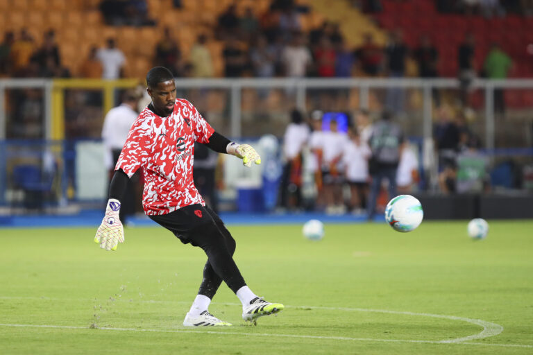 Mike Maignan of AC Milan in action before the match between US Lecce and AC Milan at Ettore Giardiniero - Via del Mare stadium in Lecce (Italy), Aug 29th, 2025./Sipa USA *** No Sales in France and Italy ***
2025.08.29 Lecce
pilka nozna liga wloska
US Lecce - AC Milan
Foto Insidefoto/SIPA USA/PressFocus

!!! POLAND ONLY !!!