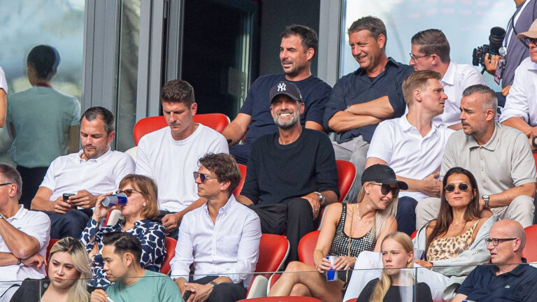 Fussball, Herren, Saison 2025/2026, 1. Bundesliga 2. Spieltag, RasenBallsport Leipzig - 1. FC Heidenheim, v. l. Geschaftsfuhrer Marcel Schafer Leipzig, Technischer Direktor Mario Gomez Leipzig, Global Sports Director Jurgen Klopp Red Bull, Prasident Johann Plenge Leipzig auf der Tribune, oben Zsolt Low, 30.08.2025, *** Soccer, Men, Season 2025 2026, 1 Bundesliga 2 Matchday , RasenBallsport Leipzig 1 FC Heidenheim, f l Managing Director Sports Marcel Schafer Leipzig , Technical Director Mario Gomez Leipzig , Global Sports Director Jurgen Klopp Red Bull , President Johann Plenge Leipzig in the stands, above Zsolt Low, 30 08 2025, Copyright: xSebastianxRappold/MatthiasxKochx
2025.08.30 Lipsk
pilka nozna , liga niemiecka
RB Lipsk - 1. FC Heidenheim
Foto IMAGO/PressFocus

!!! POLAND ONLY !!!