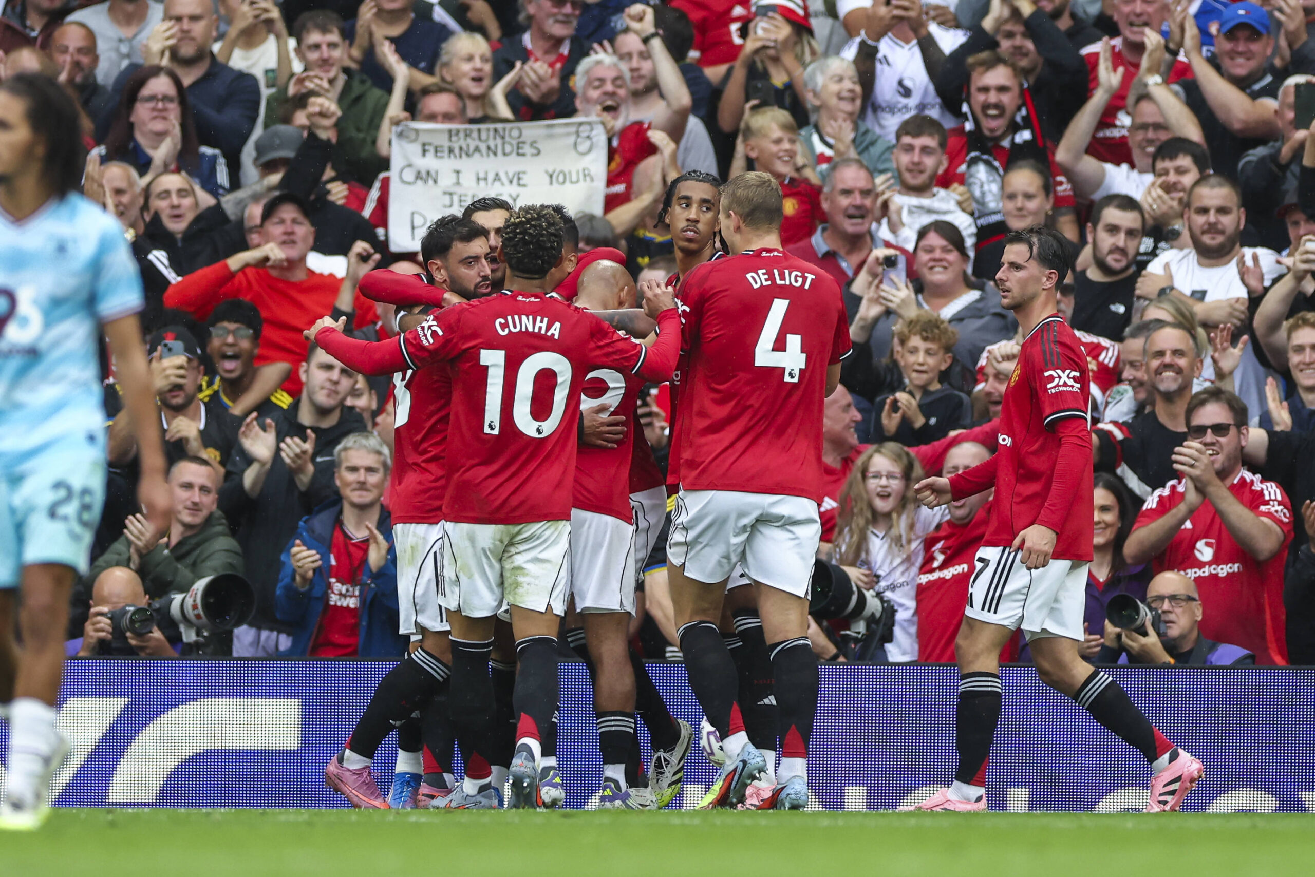 Manchester United, ManU FC v Burnley FC, English Premier League Manchester United midfielder Casemiro 18 celebrates GOAL 1-0 own goal by Burnley midfielder Josh Cullen with Manchester United midfielder Bruno Fernandes 8 and Manchester United forward Matheus Cunha 10 during the Manchester United FC v Burnley FC English Premier League match at Old Trafford, Manchester, England, United Kingdom on 30 August 2025 Credit: Phil Duncan/Every Second Media Editorial use only. All images are copyright Every Second Media Limited. No images may be reproduced without prior permission. All rights reserved. Premier League and Football League images are subject to licensing agreements with Football DataCo Limited. see https://www.football-dataco.com Copyright: xIMAGO/EveryxSecondxMediax ESM-1572-0054 PhilxDuncanx/xEveryxSecondxMediax
2025.08.30 Manchester
pilka nozna , liga angielska
Manchester United - Burnley
Foto IMAGO/PressFocus

!!! POLAND ONLY !!!
