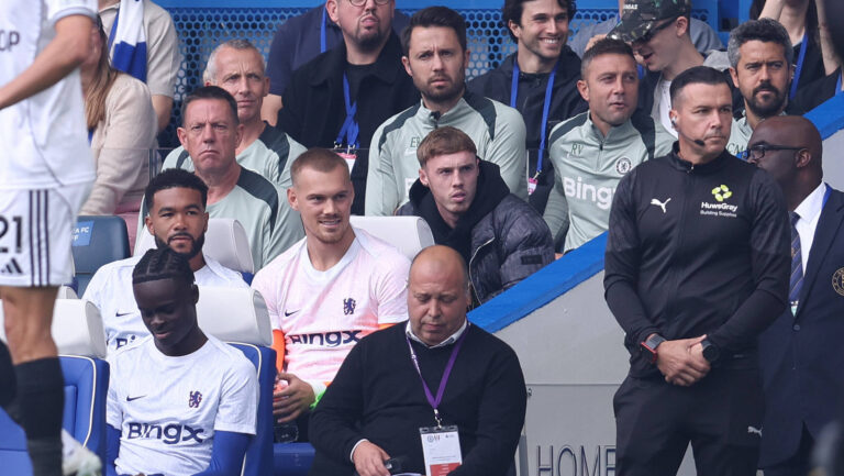 London, England, 30th August 2025. Cole Palmer of Chelsea who is unavailable for selection due to injury sits on the subs bench during the Chelsea vs Fulham Premier League match at Stamford Bridge, London. Picture credit should read: Paul Terry / Sportimage EDITORIAL USE ONLY. No use with unauthorised audio, video, data, fixture lists, club/league logos or live services. Online in-match use limited to 120 images, no video emulation. No use in betting, games or single club/league/player publications. SPI_016_PT_Chelsea_Fulham SPI-4094-0016
2025.08.30 Londyn
pilka nozna , liga angielska
Chelsea Londyn - Fulham
Foto IMAGO/PressFocus

!!! POLAND ONLY !!!