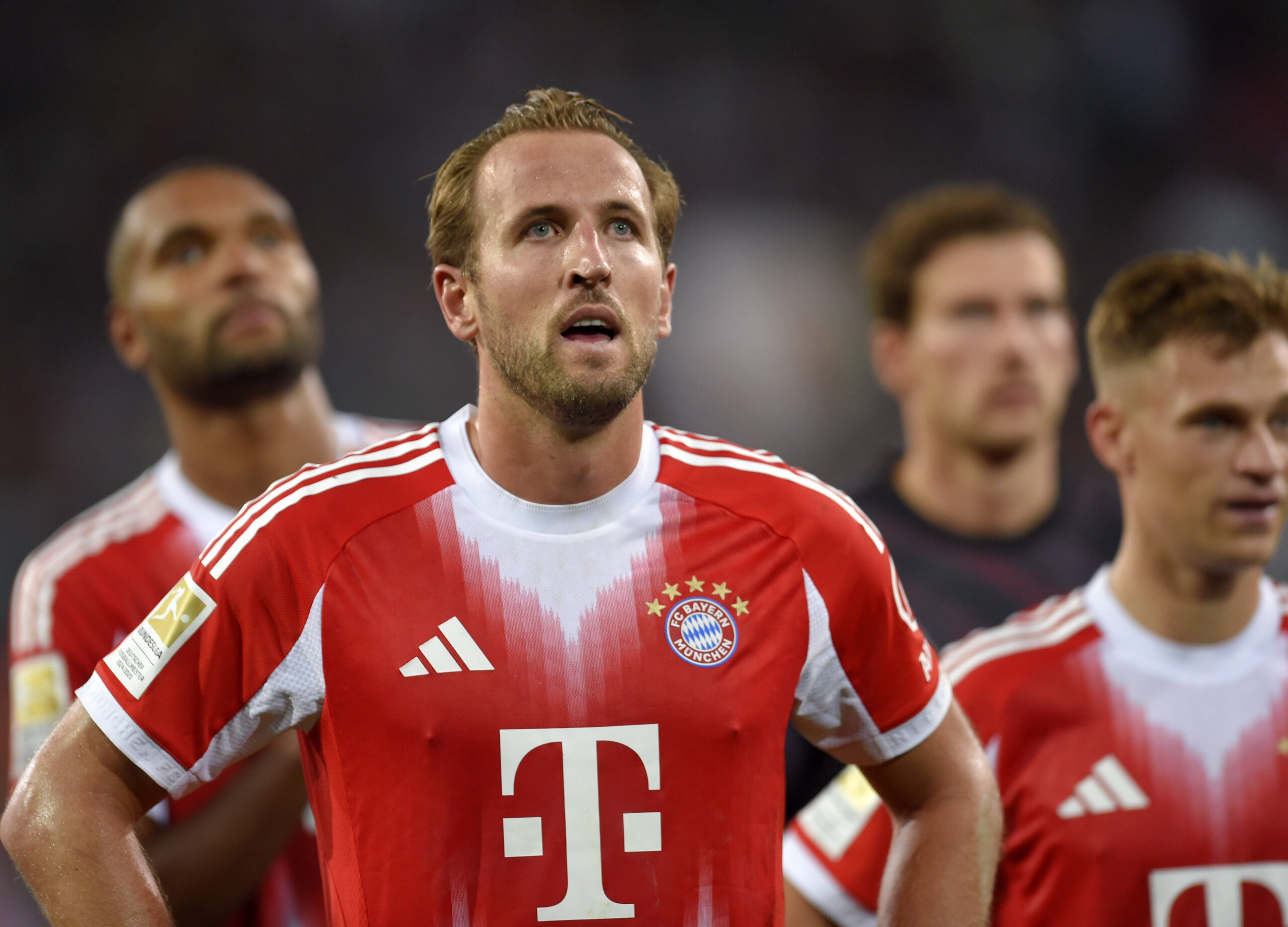 30.08.2025, Fussball 1. Bundesliga 2025/2026, 2.Spieltag, FC Augsburg - FC Bayern Munchen, in der WWK-Arena Augsburg. v.l. Harry Kane FC Bayern Munchen und Joshua Kimmich FC Bayern Munchen ***DFL and DFB regulations prohibit any use of photographs as image sequences and/or quasi-video.*** *** 30 08 2025, Football 1 Bundesliga 2025 2026, Matchday 2, FC Augsburg FC Bayern Munich, in the WWK Arena Augsburg f l Harry Kane FC Bayern Munich and Joshua Kimmich FC Bayern Munich DFL and DFB regulations prohibit any use of photographs as image sequences and or quasi video
2025.08.30 Augsburg
pilka nozna , liga niemiecka
FC Augsburg - Bayern Monachium
Foto IMAGO/PressFocus

!!! POLAND ONLY !!!