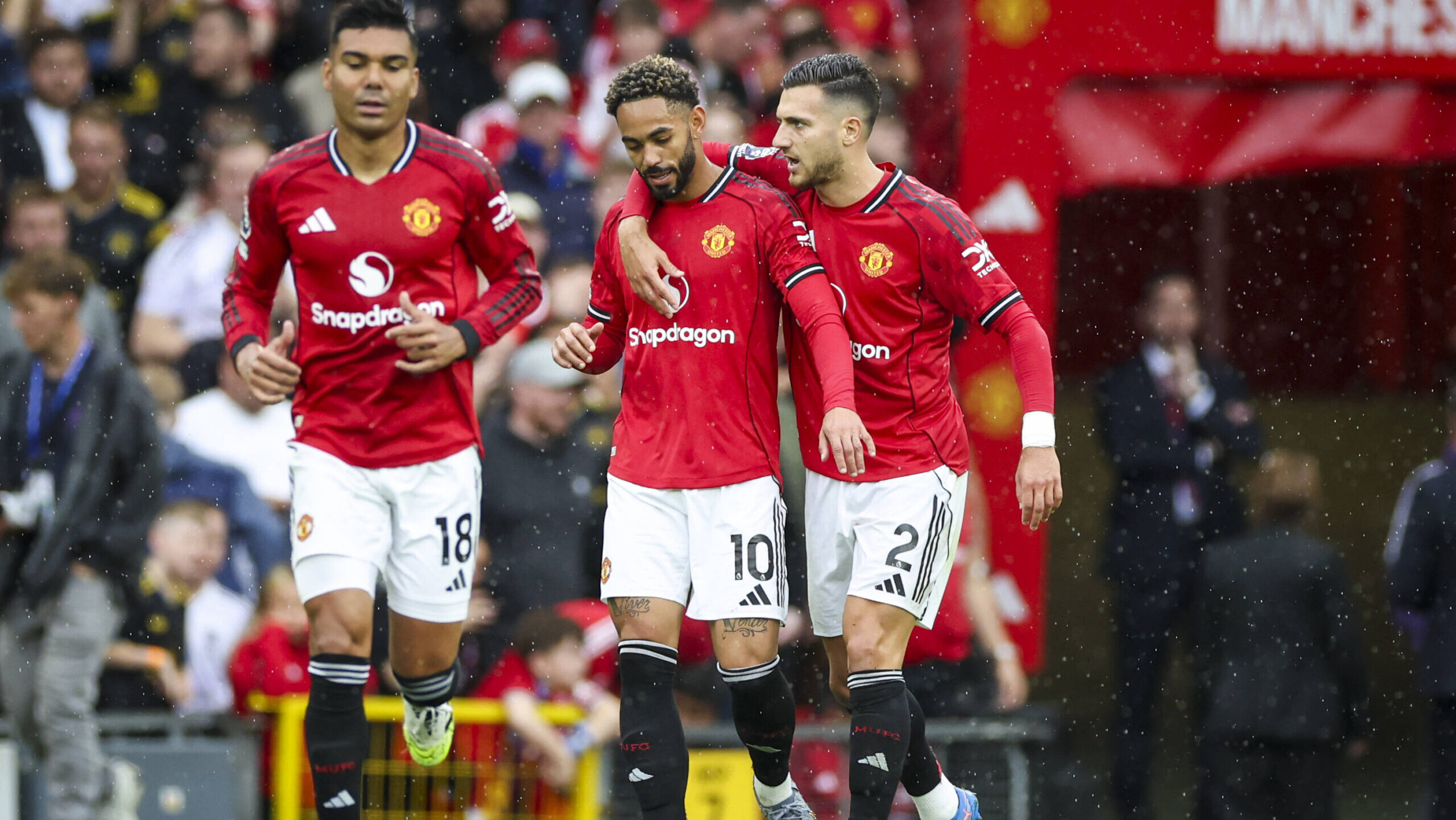 Manchester United, ManU FC v Burnley FC, English Premier League Manchester United defender Diogo Dalot 2 arms around Manchester United forward Matheus Cunha 10 during the Manchester United FC v Burnley FC English Premier League match at Old Trafford, Manchester, England, United Kingdom on 30 August 2025 Credit: Phil Duncan/Every Second Media Editorial use only. All images are copyright Every Second Media Limited. No images may be reproduced without prior permission. All rights reserved. Premier League and Football League images are subject to licensing agreements with Football DataCo Limited. see https://www.football-dataco.com Copyright: xIMAGO/EveryxSecondxMediax ESM-1572-0230 PhilxDuncanx/xEveryxSecondxMediax
2025.08.30 Manchester
pilka nozna , liga angielska
Manchester United - Burnley FC
Foto IMAGO/PressFocus

!!! POLAND ONLY !!!
