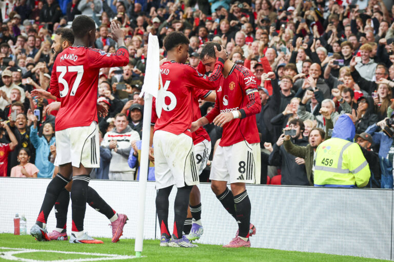 Manchester United, ManU FC v Burnley FC, English Premier League Manchester United midfielder Bruno Fernandes 8 scores a GOAL 3-2 and celebrates Manchester United midfielder Amad Diallo 16 Manchester United midfielder Kobbie Mainoo 37 during the Manchester United FC v Burnley FC English Premier League match at Old Trafford, Manchester, England, United Kingdom on 30 August 2025 Credit: Phil Duncan/Every Second Media Editorial use only. All images are copyright Every Second Media Limited. No images may be reproduced without prior permission. All rights reserved. Premier League and Football League images are subject to licensing agreements with Football DataCo Limited. see https://www.football-dataco.com Copyright: xIMAGO/EveryxSecondxMediax ESM-1572-0216 PhilxDuncanx/xEveryxSecondxMediax
2025.08.30 Manchester
pilka nozna , liga angielska
Manchester United - Burnley FC
Foto IMAGO/PressFocus

!!! POLAND ONLY !!!