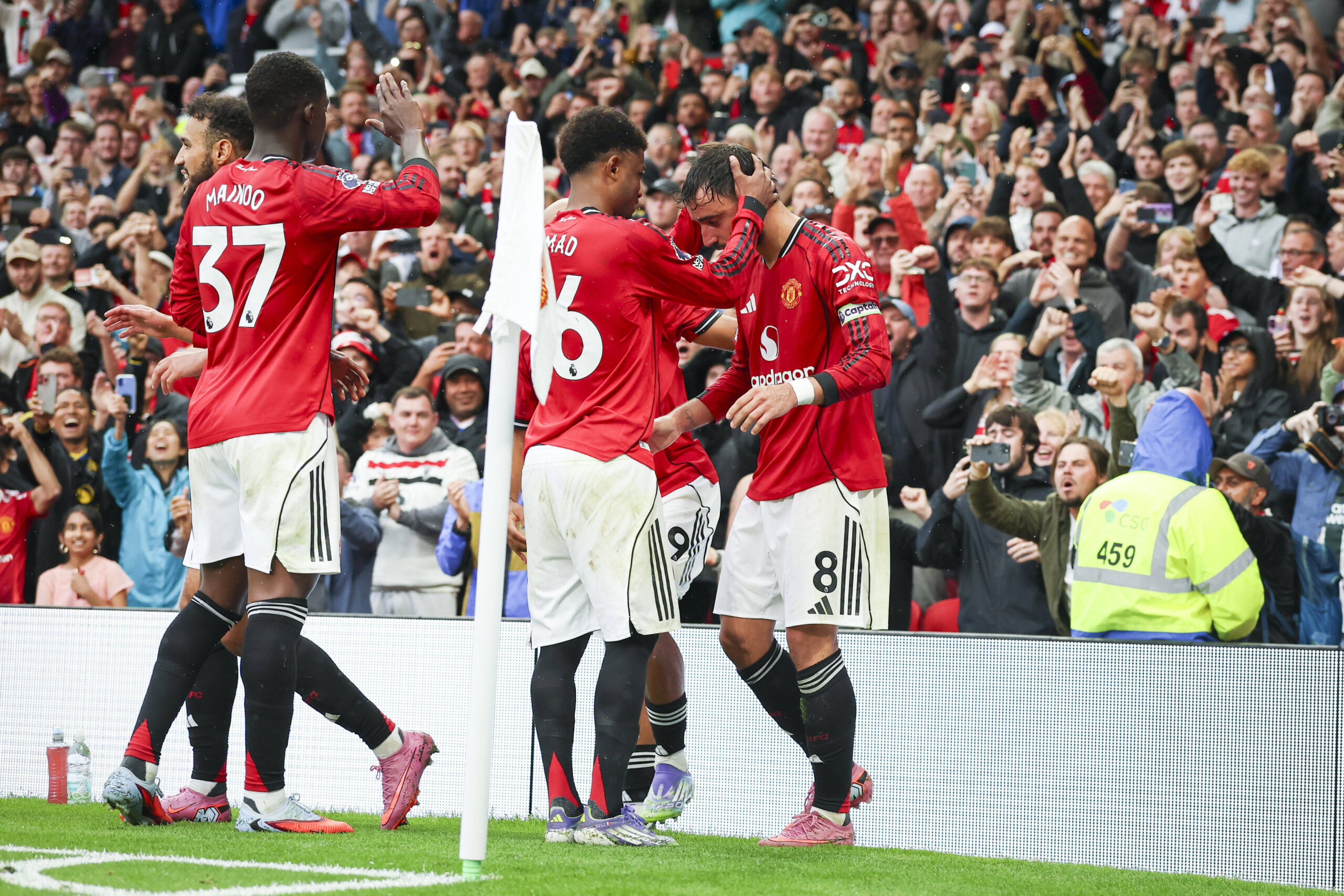 Manchester United, ManU FC v Burnley FC, English Premier League Manchester United midfielder Bruno Fernandes 8 scores a GOAL 3-2 and celebrates Manchester United midfielder Amad Diallo 16 Manchester United midfielder Kobbie Mainoo 37 during the Manchester United FC v Burnley FC English Premier League match at Old Trafford, Manchester, England, United Kingdom on 30 August 2025 Credit: Phil Duncan/Every Second Media Editorial use only. All images are copyright Every Second Media Limited. No images may be reproduced without prior permission. All rights reserved. Premier League and Football League images are subject to licensing agreements with Football DataCo Limited. see https://www.football-dataco.com Copyright: xIMAGO/EveryxSecondxMediax ESM-1572-0216 PhilxDuncanx/xEveryxSecondxMediax
2025.08.30 Manchester
pilka nozna , liga angielska
Manchester United - Burnley FC
Foto IMAGO/PressFocus

!!! POLAND ONLY !!!