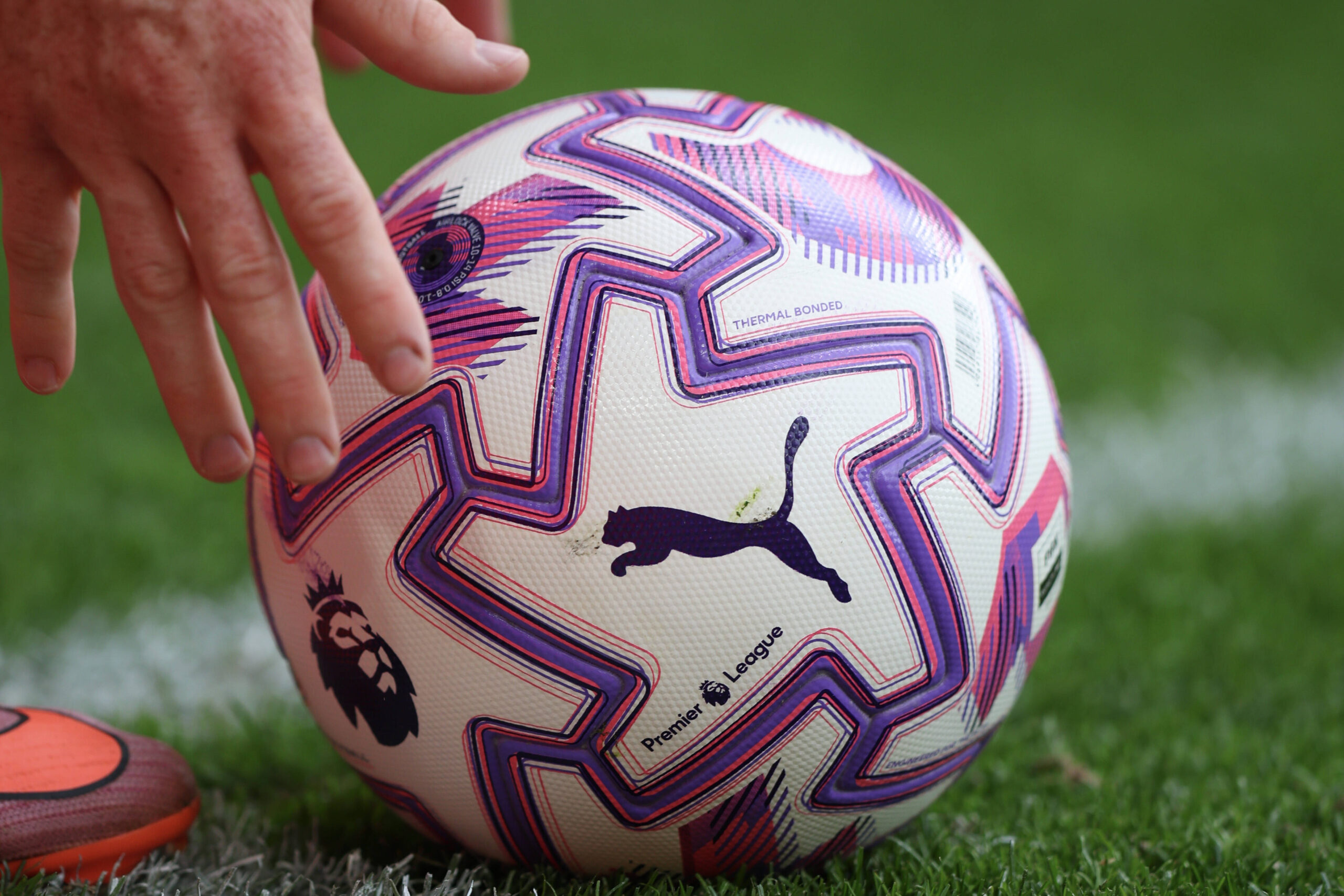 Nottingham, England, 31st August 2025. A Puma Premier League match ball is placed ready for a corner kick during the Nottingham Forest vs West Ham United Premier League match at the City Ground, Nottingham. Picture credit should read: James Baylis / Sportimage EDITORIAL USE ONLY. No use with unauthorised audio, video, data, fixture lists, club/league logos or live services. Online in-match use limited to 120 images, no video emulation. No use in betting, games or single club/league/player publications. SPI_150_JB_FOREST_WESTHAM SPI-4100-0150
2025.08.31 Nottingham
pilka nozna , liga angielska
Nottingham Forest - West Ham United
Foto IMAGO/PressFocus

!!! POLAND ONLY !!!