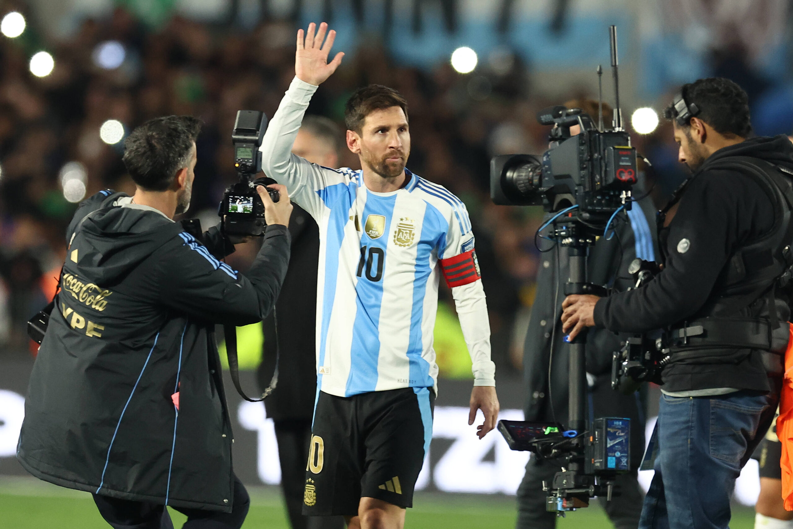 Argentina s forward Lionel Messi C waves at end the South American qualification football match between Argentina and Venezuela for the FIFA World Cup, WM, Weltmeisterschaft, Fussball 2026 at the Monumental stadium in Buenos Aires on September 4, 2025. Argentina won by 3-0. BUENOS AIRES ARGENTINA *** Argentina s forward Lionel Messi C waves at end of the South American qualification football match between Argentina and Venezuela for the FIFA World Cup 2026 at the Monumental stadium in Buenos Aires on September 4, 2025 Argentina won by 3 0 BUENOS AIRES ARGENTINA Copyright: xALEJANDROxPAGNIx
2025.09.04 BUENOS AIRES
pilka nozna eliminacje mistrzostw swiata
Argentyna - Wenezuela
Foto IMAGO/PressFocus

!!! POLAND ONLY !!!