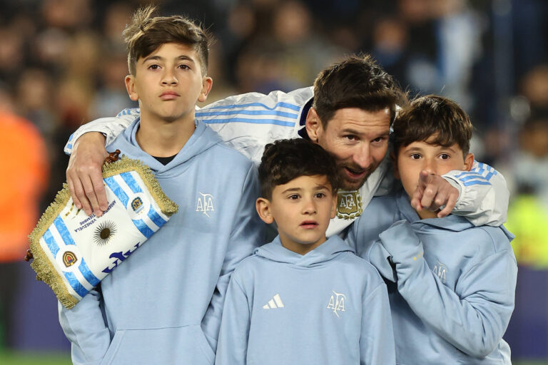 Argentina s forward Lionel Messi C-back and his three children Thiago, Mateo and Ciro gesture before the South American qualification football match between Argentina and Venezuela for the FIFA World Cup, WM, Weltmeisterschaft, Fussball 2026 at the Monumental stadium in Buenos Aires on September 4, 2025. BUENOS AIRES ARGENTINA *** Argentina s forward Lionel Messi C back and his three children Thiago, Mateo and Ciro gesture before the South American qualification football match between Argentina and Venezuela for the FIFA World Cup 2026 at the Monumental stadium in Buenos Aires on September 4, 2025 BUENOS AIRES ARGENTINA Copyright: xALEJANDROxPAGNIx
2025.09.04 BUENOS AIRES
pilka nozna eliminacje mistrzostw swiata
Argentyna - Wenezuela
Foto IMAGO/PressFocus

!!! POLAND ONLY !!!