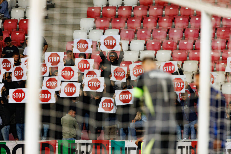 Fans of Italy seen protesting during World Cup 2026 European qualification game between national teams of Israel and Italy Maciej Rogowski/ Ball Raw Images Debrecen Nagyerdei Stadion Hungary Copyright: xMaciejxRogowskix maciejrogowski_israelvsitaly2526-271
2025.09.08 Debreczyn
pilka nozna eliminacje kwalifikacje do mistrzostw swiata 2026
Izrael - Wlochy
Foto IMAGO/PressFocus

!!! POLAND ONLY !!!