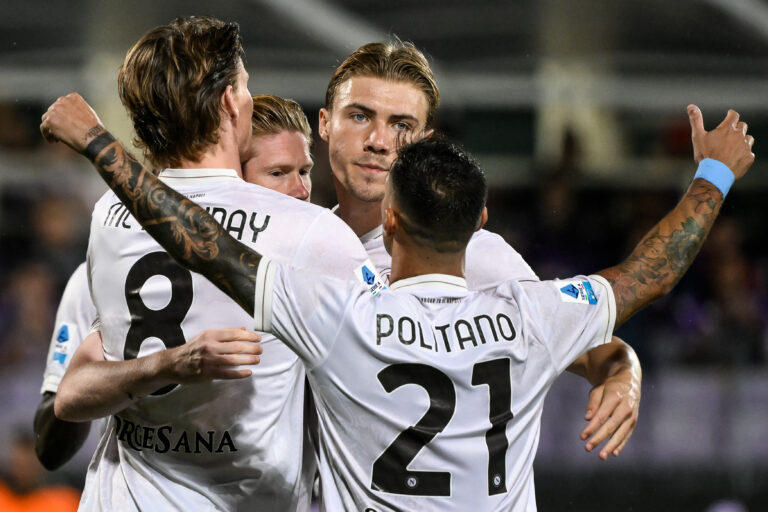 Kevin De Bruyne of SSC Napoli celebrates with Scott McTominay, Rasmus Hojlund and Matteo Politano after scoring the goal of 0-1 during the Serie A football match between ACF Fiorentina and SSC Napoli at Artemio Franchi stadium in Florence (Italy), September 13, 2025./Sipa USA *** No Sales in France and Italy ***
2025.09.13 Florencja
pilka nozna liga wloska
ACF Fiorentina - SSC Napoli
Foto Insidefoto/SIPA USA/PressFocus

!!! POLAND ONLY !!!