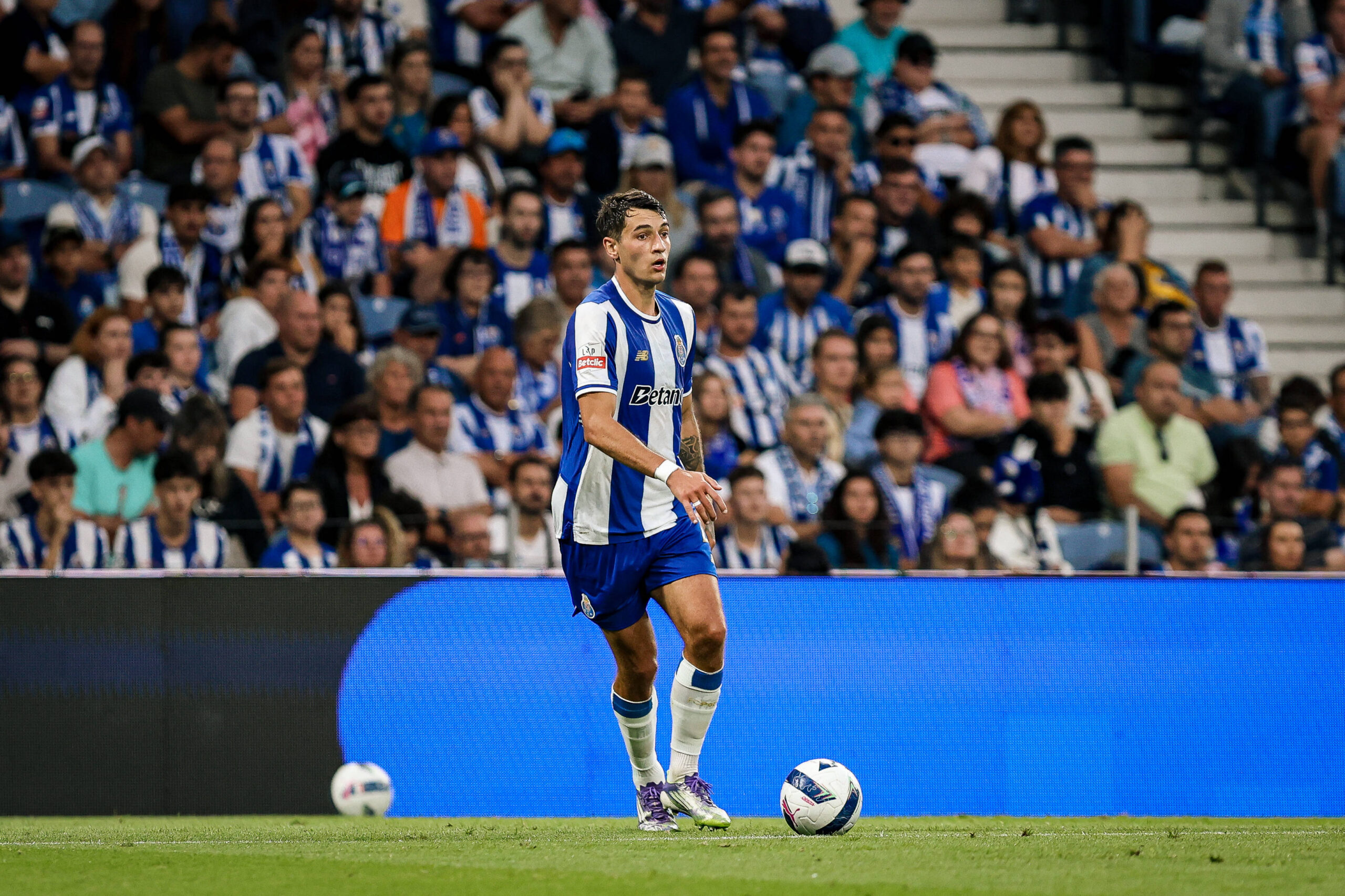 Jakub Kiwior FC Porto in action during the match between FC Porto and CD Nacional valid for Liga Portugal Betclic at Estadio do Dragao on 13 September 2025. Copyright: IMAGO / Prime Sports Images / Fernando Silva Copyright: xFERNANDOxSILVAx
2025.09.13 
pilka nozna liga portugalska
FC Porto - CD Nacional
Foto IMAGO/PressFocus

!!! POLAND ONLY !!!