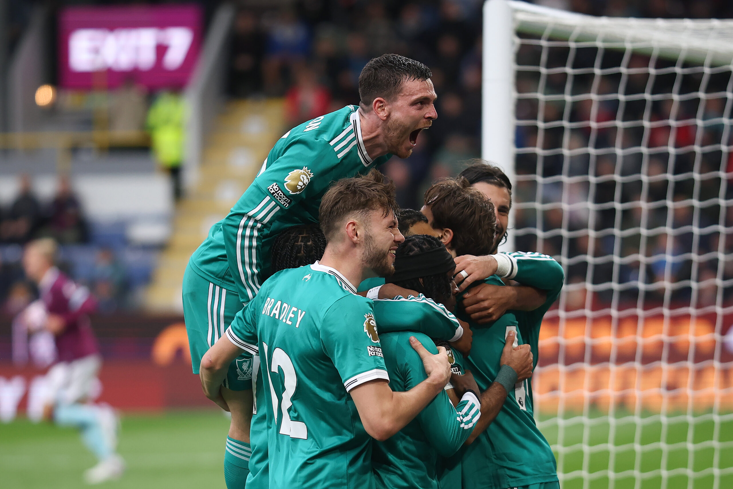 Mohamed Salah of Liverpool celebrates with teammates after scoring a goal to make it 1-0 during the Premier League match at Turf Moor, Burnley
Picture by Ryan Jenkinson/Focus Images Ltd ‭07846 624290‬
14/09/2025
2025.09.14 Burnley
Pilka nozna liga angielska
Burnley - Liverpool
Foto Ryan Jenkinson/Focus Images/MB Media/PressFocus

!!! POLAND ONLY !!!