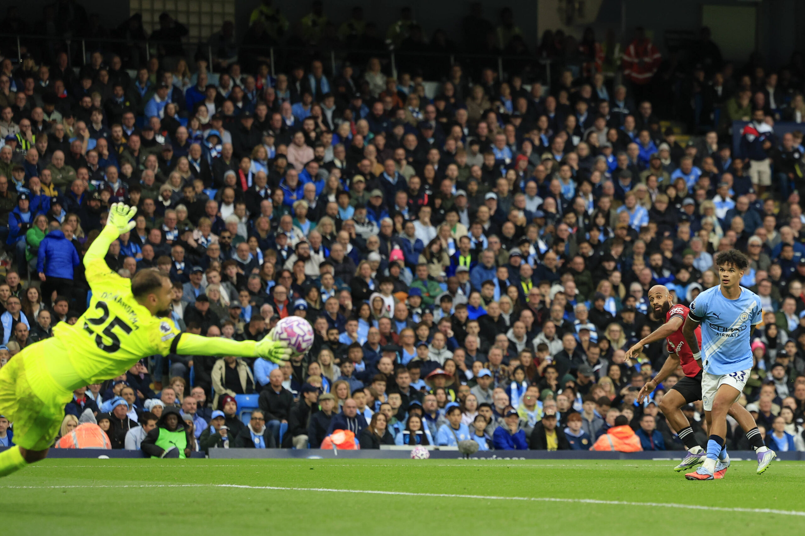 Manchester City v Manchester United, ManU Premier League 14/09/2025. Gianluigi Donnarumma 25 of Manchester City saves from Bryan Mbeumo 19 of Manchester United during the Premier League match between Manchester City and Manchester United at the Etihad Stadium, Manchester, England on 14 September 2025. Manchester Etihad Stadium Manchester England Editorial use only DataCo restrictions apply See www.football-dataco.com , Copyright: xConorxMolloyx PSI-22824-0039
2025.09.14 Manchester
pilka nozna liga angielska
Manchester City - Manchester United
Foto IMAGO/PressFocus

!!! POLAND ONLY !!!