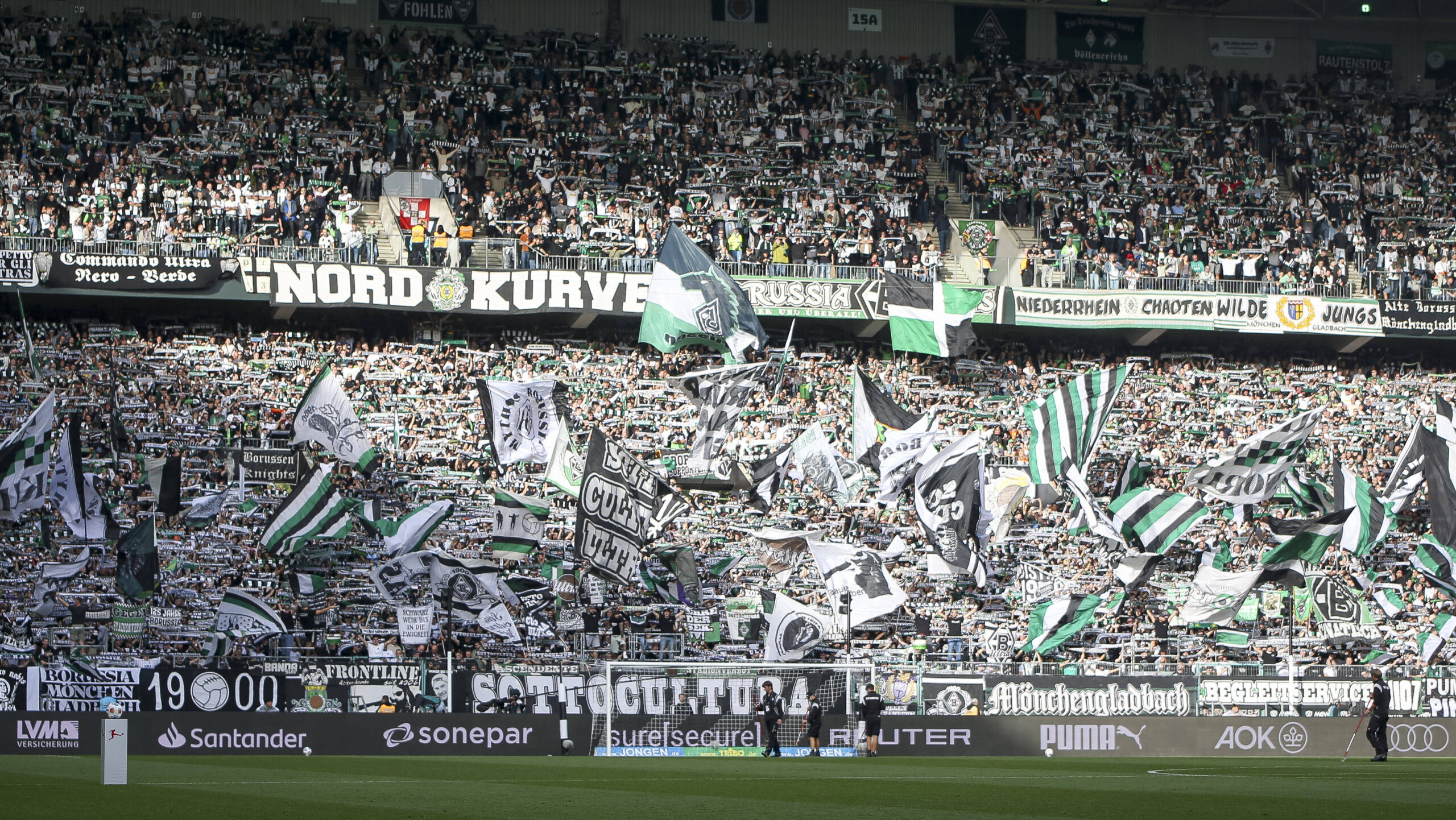 Monchengladbach, Deutschland, 14.09.25: die Fans von Borussia Monchengladbach mit Schals, Fahnen und Bannern waehrend des Spiels der Bundesliga zwischen Borussia Monchengladbach vs SV Werder Bremen im Stadion im Borussia Park Monchengladbach Stadion im Borussia Park North Rhine-Westphalia Germany *** Monchengladbach, Germany, 14 09 25 Borussia Monchengladbach fans with scarves, flags and banners during the Bundesliga match between Borussia Monchengladbach vs SV Werder Bremen at the stadium in Borussia Park Monchengladbach Stadion im Borussia Park North Rhine Westphalia Germany Copyright: xBrauer-Fotoagenturx/xAdrianxSchlx
2025.09.14 Monchengladbach 
pilka nozna liga niemiecka
Borussia Moenchengladbach - SV Werder Brema
Foto IMAGO/PressFocus

!!! POLAND ONLY !!!