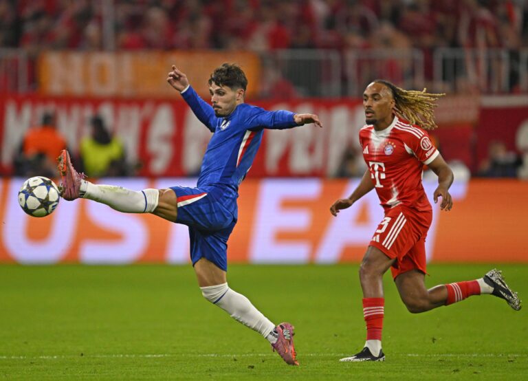 17.09.2025, Fussball UEFA Championsleague 2025/2026: 1.Spieltag, FC Bayern Munchen - FC Chelsea, in der Allianz-Arena Munchen. v.l. Pedro Neto FC Chelsea gegen Sacha Boey FC Bayern Munchen ***DFL and DFB regulations prohibit any use of photographs as image sequences and/or quasi-video.*** *** 17 09 2025, Football UEFA Championsleague 2025 2026 Matchday 1, FC Bayern Munich FC Chelsea, at Allianz Arena Munich v l Pedro Neto FC Chelsea v Sacha Boey FC Bayern Munich DFL and DFB regulations prohibit any use of photographs as image sequences and or quasi video
2025.09.17 Monachium
pilka nozna , liga mistrzow
Bayern Monachium - Chelsea Londyn
Foto IMAGO/PressFocus

!!! POLAND ONLY !!!