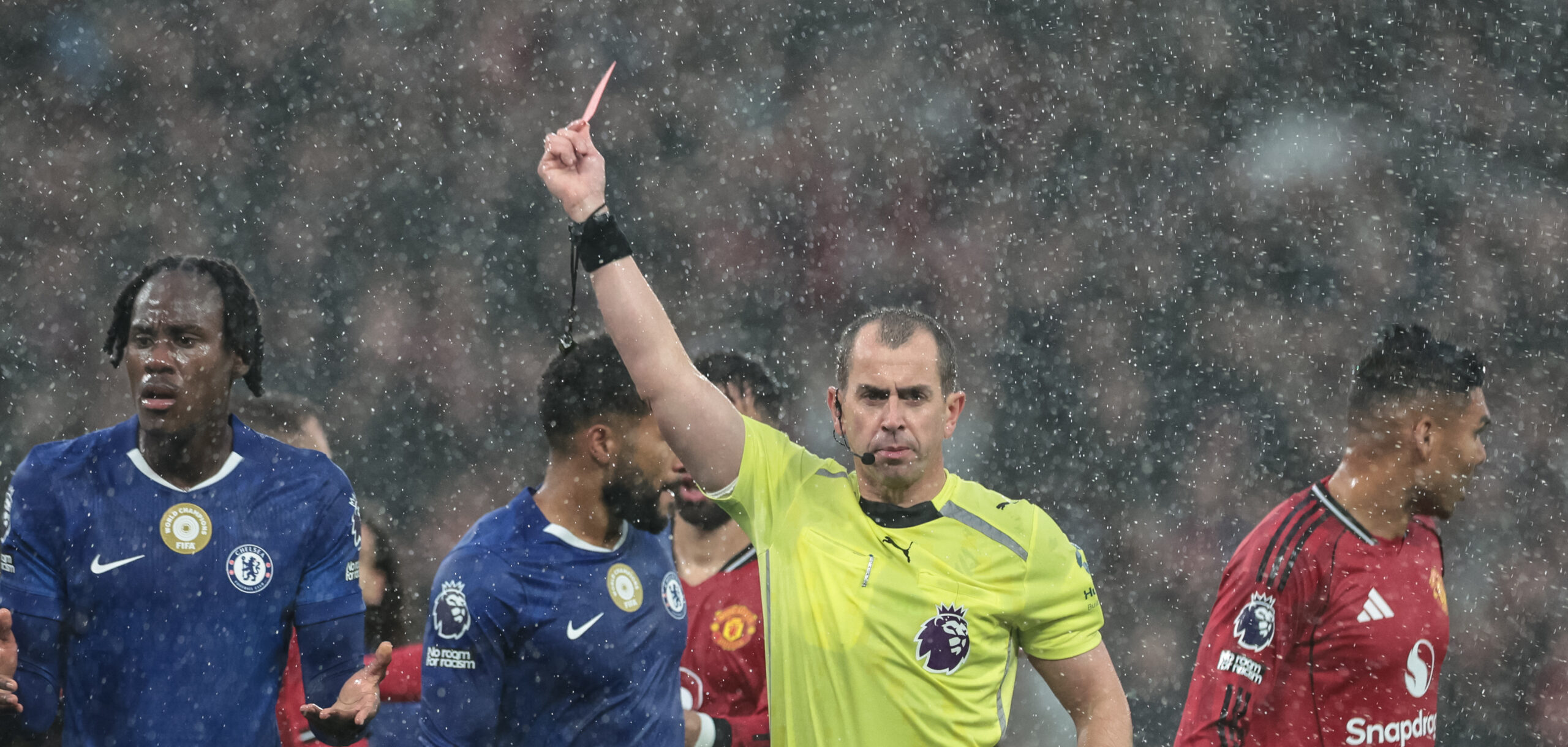 Peter Bankes sends off Robert Sanchez of Chelsea during the Premier League match Manchester United vs Chelsea at Old Trafford, Manchester, United Kingdom, 20th September 2025

(Photo by Mark Cosgrove/News Images) in Manchester, United Kingdom on 9/20/2025. (Photo by Mark Cosgrove/News Images/Sipa USA)
2025.09.20 Manchester 
pilka nozna liga angielska
Manchester United - Chelsea Londyn
Foto News Images/SIPA USA/PressFocus

!!! POLAND ONLY !!!