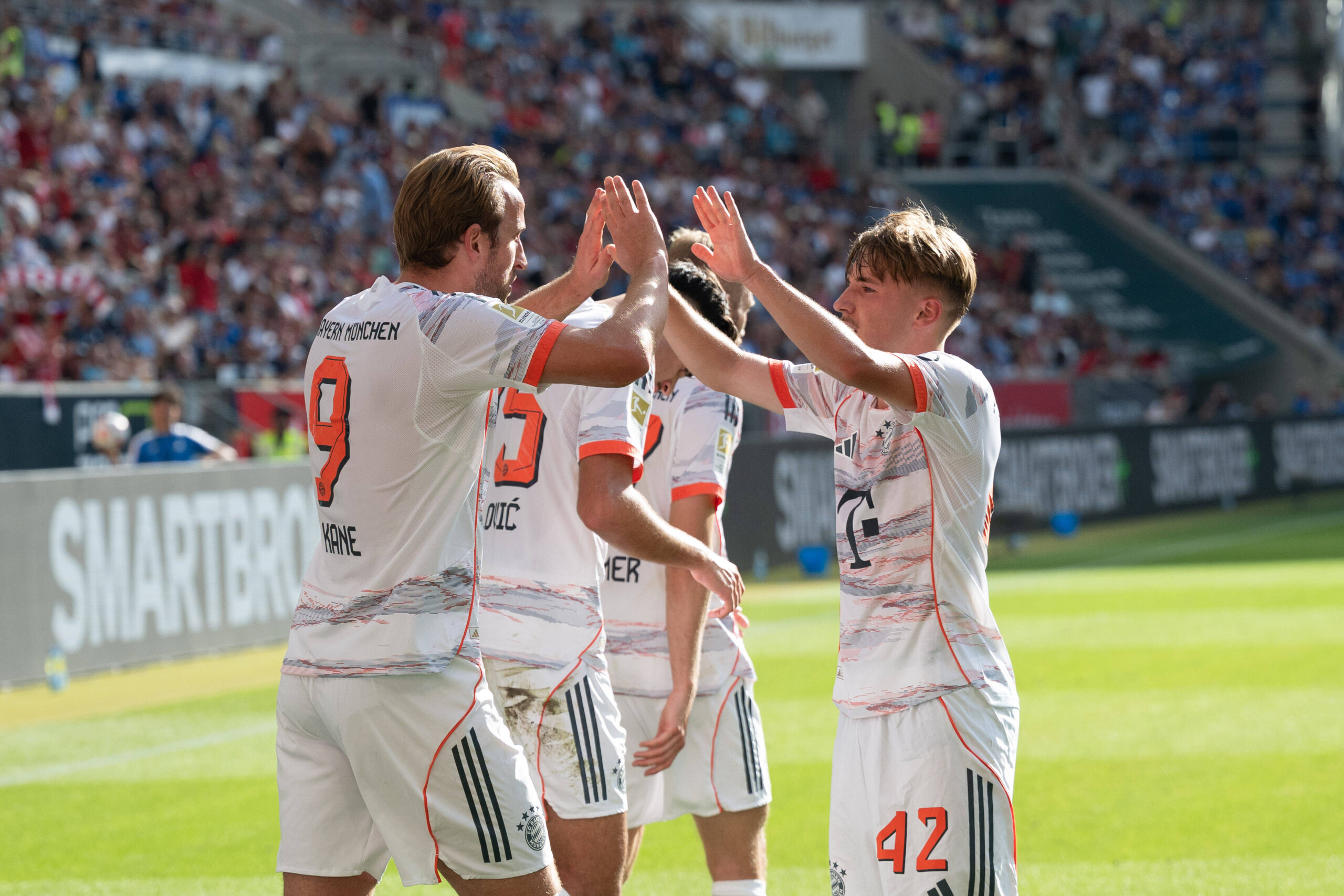 Tor zum 0:1 durch Harry Kane FC Bayern Muenchen, 09, Jubel, Torjubel, bejubelt sein Tor mit Lennart Karl FC Bayern Muenchen, 42 GER, TSG 1899 Hoffenheim vs. FC Bayern Muenchen, Fussball, Herren, 1. Bundesliga, 4. Spieltag, Spielzeit 2025/2026, 20.09.2025, DFL/DFB REGULATIONS PROHIBIT ANY USE OF PHOTOGRAPHS AS IMAGE SEQUENCES AND/OR QUASI-VIDEO, GER, TSG 1899 Hoffenheim vs. FC Bayern Muenchen, Fussball, Herren, 1. Bundesliga, 4. Spieltag, Spielzeit 2025/2026, 20.09.2025 Sinsheim *** Goal for 0 1 by Harry Kane FC Bayern Muenchen, 09 , cheers, goal celebration, celebrates his goal with Lennart Karl FC Bayern Muenchen, 42 GER, TSG 1899 Hoffenheim vs FC Bayern Muenchen, Football, Men, 1 Bundesliga, Matchday 4, Season 2025 2026, 20 09 2025, DFL DFB REGULATES PROHIBIT ANY USE OF PHOTOGRAPHS AS IMAGE SEQUENCES AND OR QUASI VIDEO, GER, TSG 1899 Hoffenheim vs FC Bayern Muenchen, Football, Men, 1 Bundesliga, Matchday 4, Season 2025 2026, 20 09 2025 Sinsheim Copyright: xEibner-Pressefoto/WolfgangxFrankx EP_WFK
2025.09.20 Sinsheim
pilka nozna , liga niemiecka
TSG 1899 Hoffenheim - Bayern Monachium
Foto IMAGO/PressFocus

!!! POLAND ONLY !!!