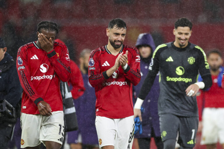 Manchester United, ManU FC v Chelsea FC, Premier League Manchester United midfielder Bruno Fernandes 8 applauds the fans after the Manchester United FC v Chelsea FC English Premier League match at Old Trafford, Manchester, England, United Kingdom on 20 September 2025 Credit: Phil Duncan/Every Second Media Editorial use only. All images are copyright Every Second Media Limited. No images may be reproduced without prior permission. All rights reserved. Premier League and Football League images are subject to licensing agreements with Football DataCo Limited. see https://www.football-dataco.com Copyright: xIMAGO/EveryxSecondxMediax ESM-1592-0100 PhilxDuncanx/xEveryxSecondxMediax
2025.09.20 Manchester
pilka nozna , liga angielska
Manchester United - Chelsea Londyn
Foto IMAGO/PressFocus

!!! POLAND ONLY !!!