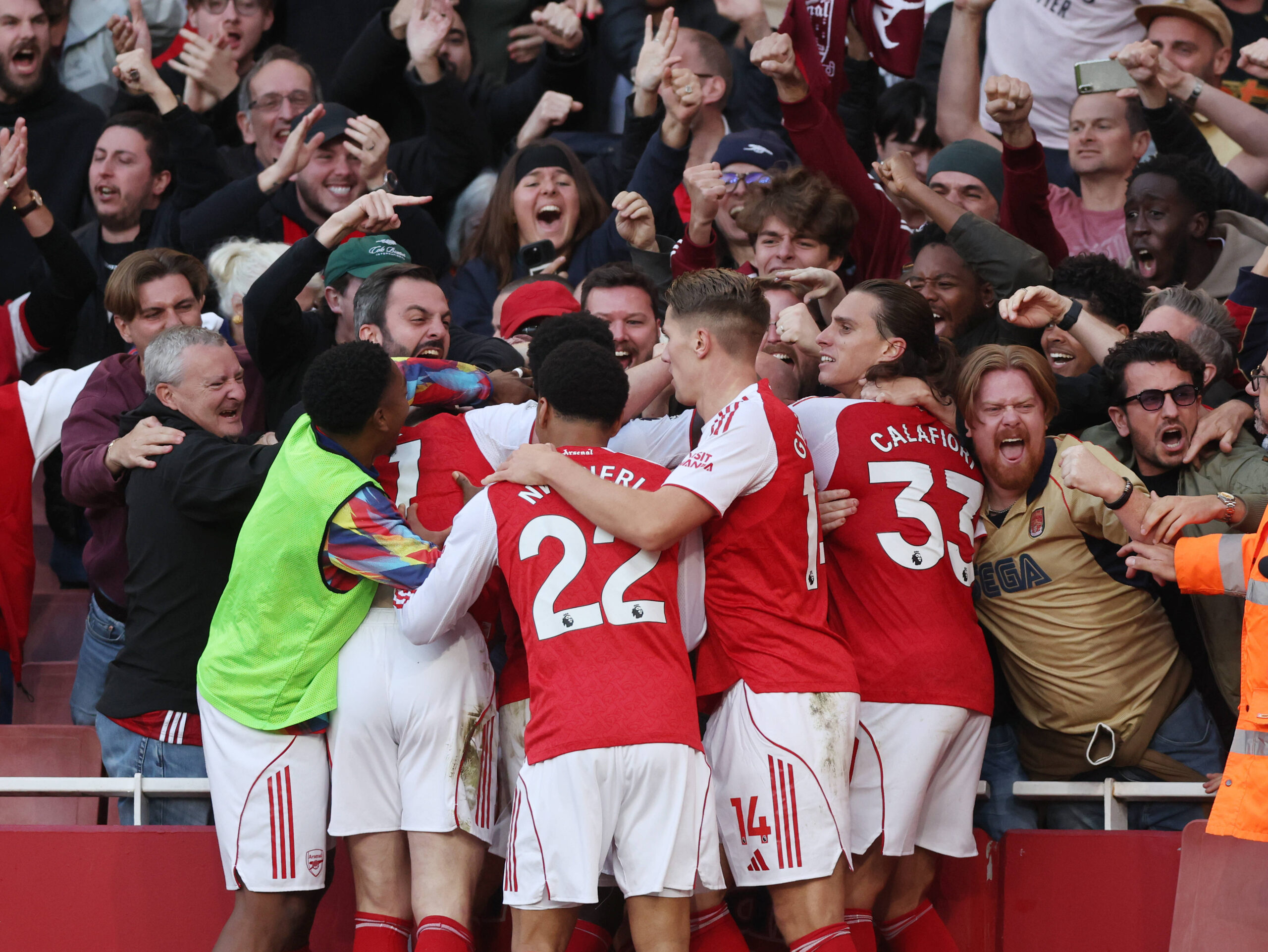 London, England, 21st September 2025. Gabriel Martinelli of Arsenal is mobbed as he celebrates scoring the equaliser during the Arsenal vs Manchester City Premier League match at the Emirates Stadium, London. Picture credit should read: David Klein / Sportimage EDITORIAL USE ONLY. No use with unauthorised audio, video, data, fixture lists, club/league logos or live services. Online in-match use limited to 120 images, no video emulation. No use in betting, games or single club/league/player publications. SPI_060_DK_Arsenal_Man_City SPI-4152-0058
2025.09.21 Londyn
pilka nozna , liga angielska
Arsenal Londyn - Manchester City
Foto IMAGO/PressFocus

!!! POLAND ONLY !!!