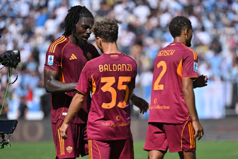 Soccer, serie A Enilive match, SS Lazio v AS Roma Roma playeres celebrating the victory at the end of the match during the serie A Enilive match between SS Lazio v Roma at olimpico stadium in Rome September 21st, 2025 Imago-Images/Emmefoto Copyright: xImago-Images/Emmefotox
2025.09.21 Rzym
pilka nozna , liga wloska
SS Lazio Rzym - AS Roma
Foto IMAGO/PressFocus

!!! POLAND ONLY !!!