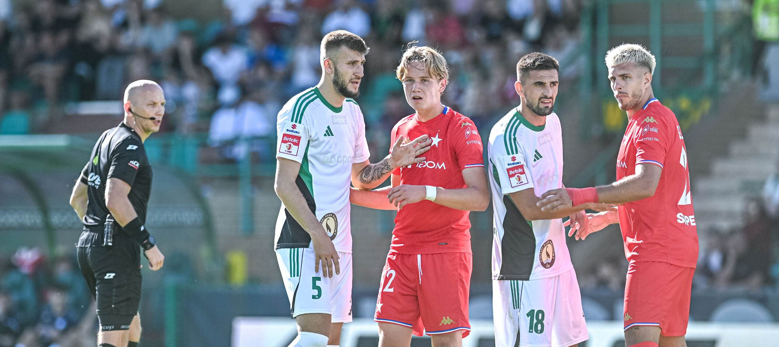 2025.09.21 Leczna Pilka nozna Betclic 1. Liga sezon 2025/2026 Gornik Leczna - Wisla Krakow 

N/z Mateusz Broda Jakub Krzyzanowski

Foto Kacper Pacocha / PressFocus 

2025.09.21 Leczna Football Polish first league - second level 2025/26 season Gornik Leczna - Wisla Krakow

Credit: Kacper Pacocha / PressFocus