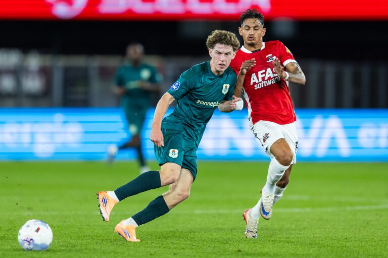 ALKMAAR , 24-09-2025 , AFAS Stadium , season 2025 / 2026 , Dutch Eredivisie football , match between AZ and PEC Zwolle , Picture shows PEC Zwolle player Jan Faberski and AZ player Wesley Patati. (Photo by Pro Shots/Sipa USA)
2025.09.24 Alkmaar
pilka nozna liga holenderska
AZ Alkmaar - PEC Zwolle
Foto Pro Shots Photo Agency/SIPA USA/PressFocus

!!! POLAND ONLY !!!