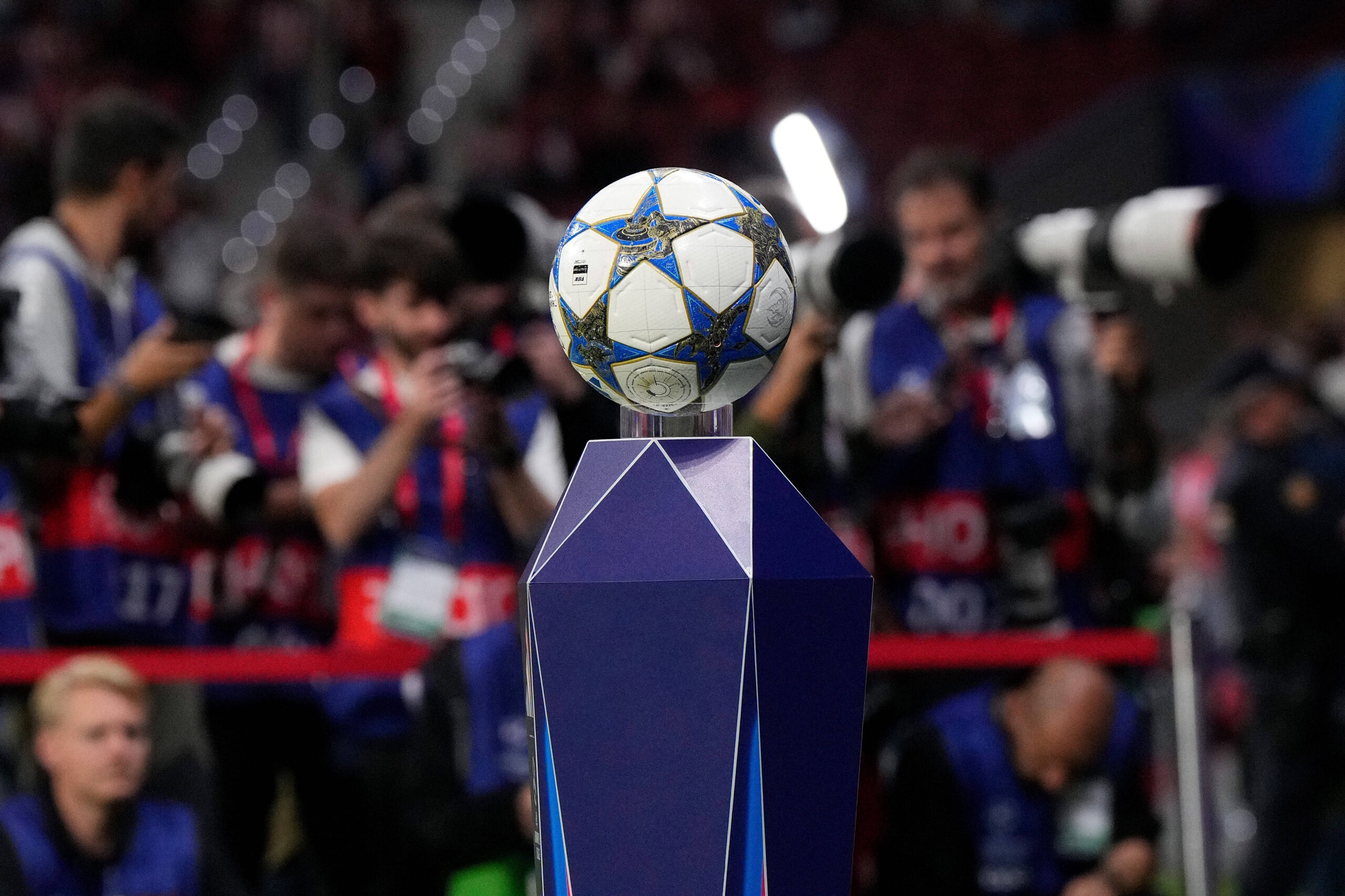 30.09.2025, xjhx, Fussball UEFA Champions League, Atletico Madrid - Eintracht Frankfurt v.l. Symbolbild Spielball Fussball UEFA REGULATIONS PROHIBIT ANY USE OF PHOTOGRAPHS as IMAGE SEQUENCES and/or QUASI-VIDEO Madrid *** 30 09 2025, xjhx, Football UEFA Champions League, Atletico Madrid Eintracht Frankfurt v l Symbolbild Spielball Fussball UEFA REGULATIONS PROHIBIT ANY USE OF PHOTOGRAPHS as IMAGE SEQUENCES and or QUASI VIDEO Madrid
2025.09.30 Madryt
pilka nozna , liga mistrzow
Atletico Madryt - Eintracht Frankfurt
Foto IMAGO/PressFocus

!!! POLAND ONLY !!!