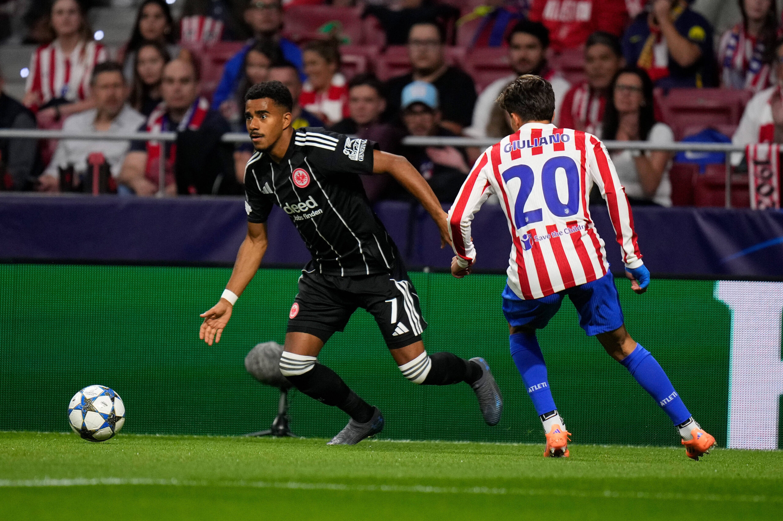 30.09.2025, xjhx, Fussball UEFA Champions League, Atletico Madrid - Eintracht Frankfurt v.l. Ansgar Knauff Eintracht Frankfurt Guiliano Simeone Atletico Madrid Zweikampf, Aktion, action, battle for the ball UEFA REGULATIONS PROHIBIT ANY USE OF PHOTOGRAPHS as IMAGE SEQUENCES and/or QUASI-VIDEO Madrid *** 30 09 2025, xjhx, Football UEFA Champions League, Atletico Madrid Eintracht Frankfurt v l Ansgar Knauff Eintracht Frankfurt Guiliano Simeone Atletico Madrid Zweikampf, Aktion, action, battle for the ball UEFA REGULATIONS PROHIBIT ANY USE OF PHOTOGRAPHS as IMAGE SEQUENCES and or QUASI VIDEO Madrid
2025.09.30 Madryt
pilka nozna , liga mistrzow
Atletico Madryt - Eintracht Frankfurt
Foto IMAGO/PressFocus

!!! POLAND ONLY !!!