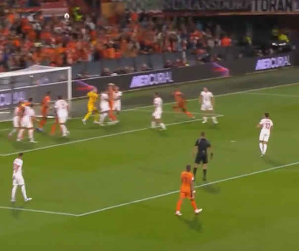 Holendrzy napoczęli Polaków. Błąd w kryciu przy rzucie rożnym [WIDEO]